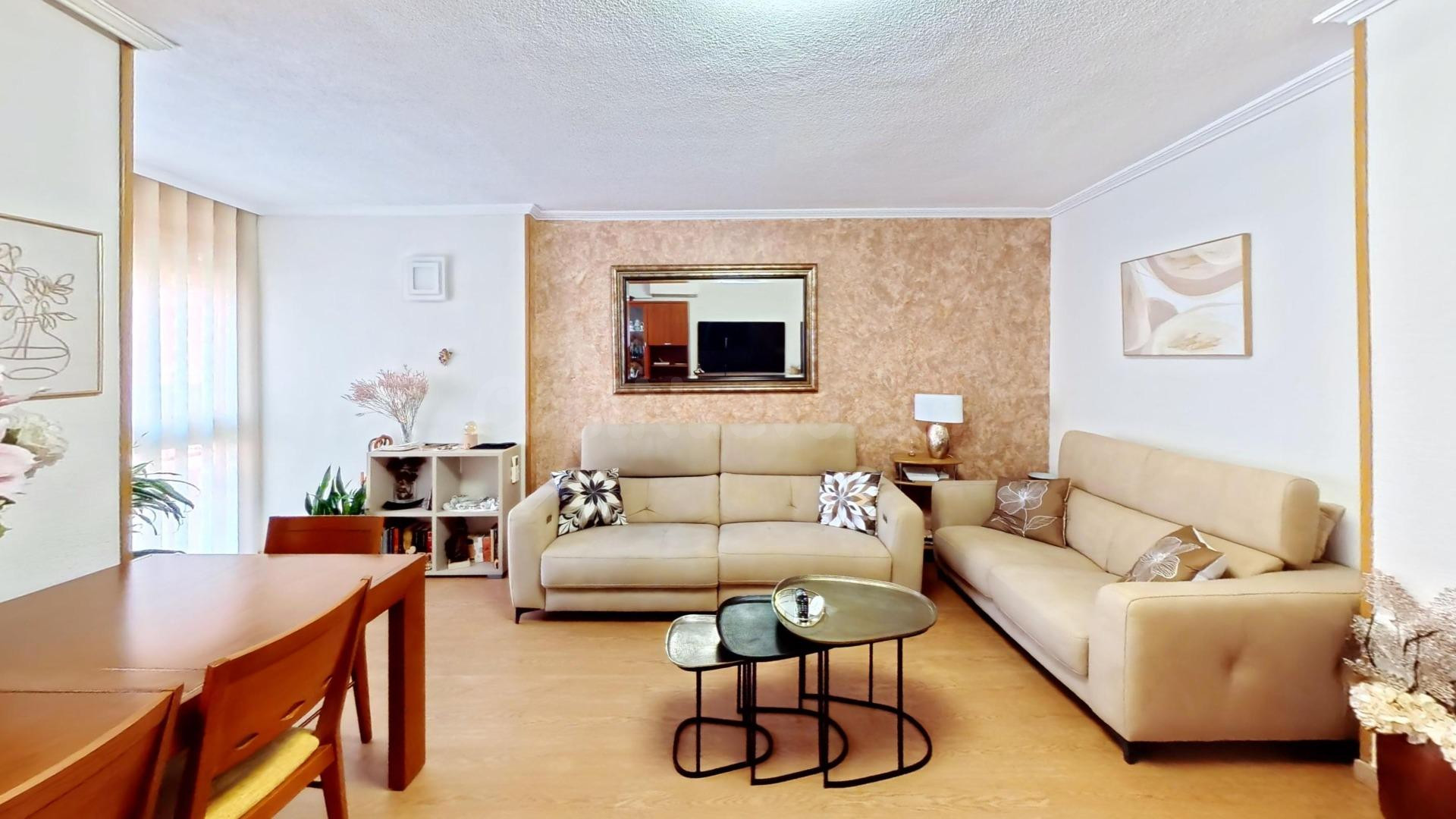 ¡Espectacular piso totalmente renovado junto al Bulevar del Pla!