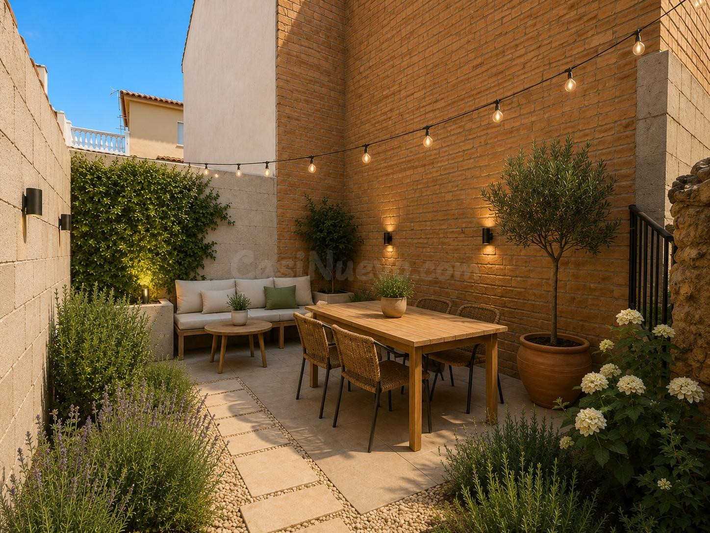 !!Casa de pueblo con gran potencial de reforma integral y patio privado!!