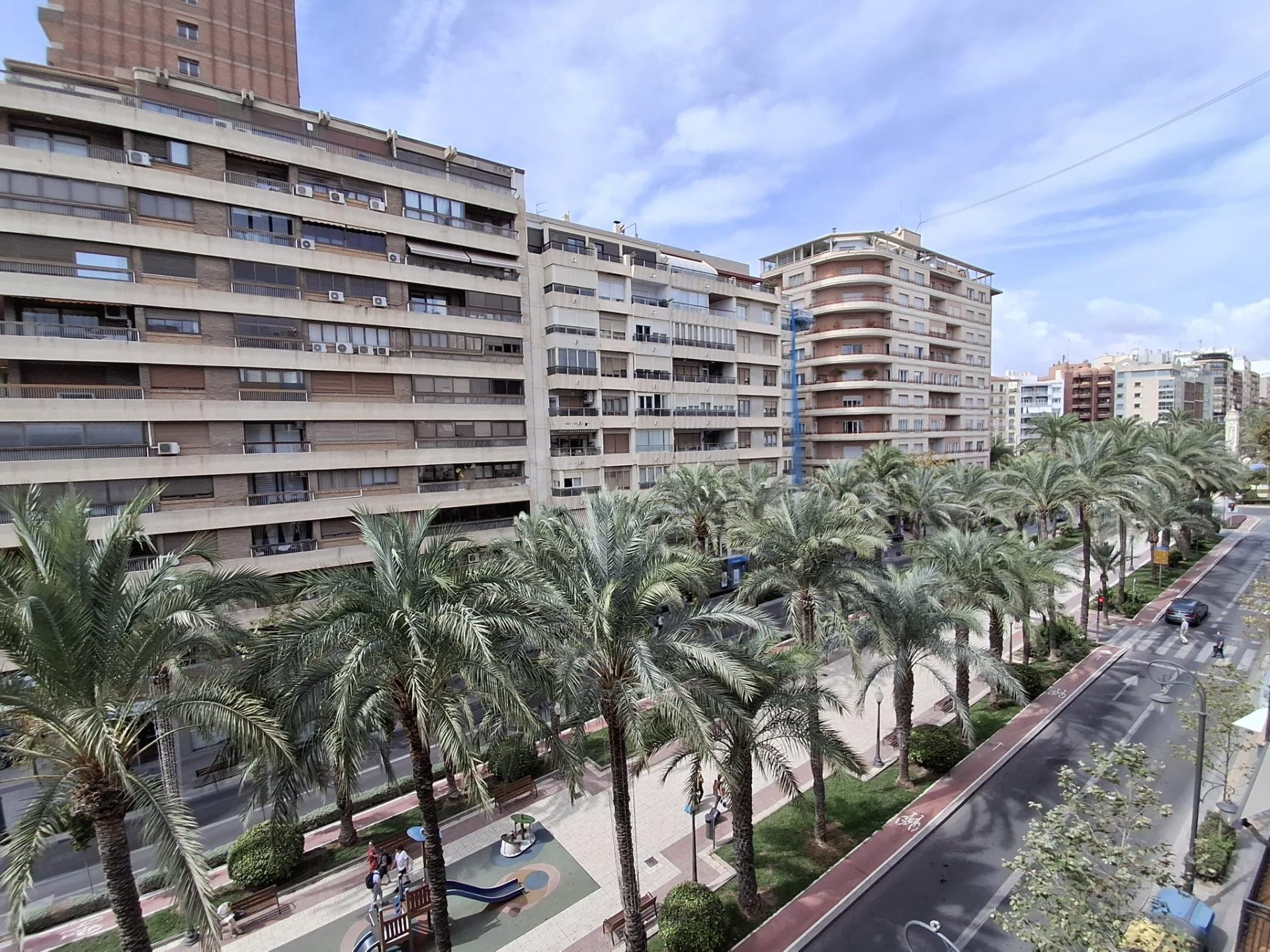 SE ALQUILA PRECIOSA Y REFORMADA VIVIENDA DE 4 DORMITORIOS - PASEO DE SOTO ALICANTE