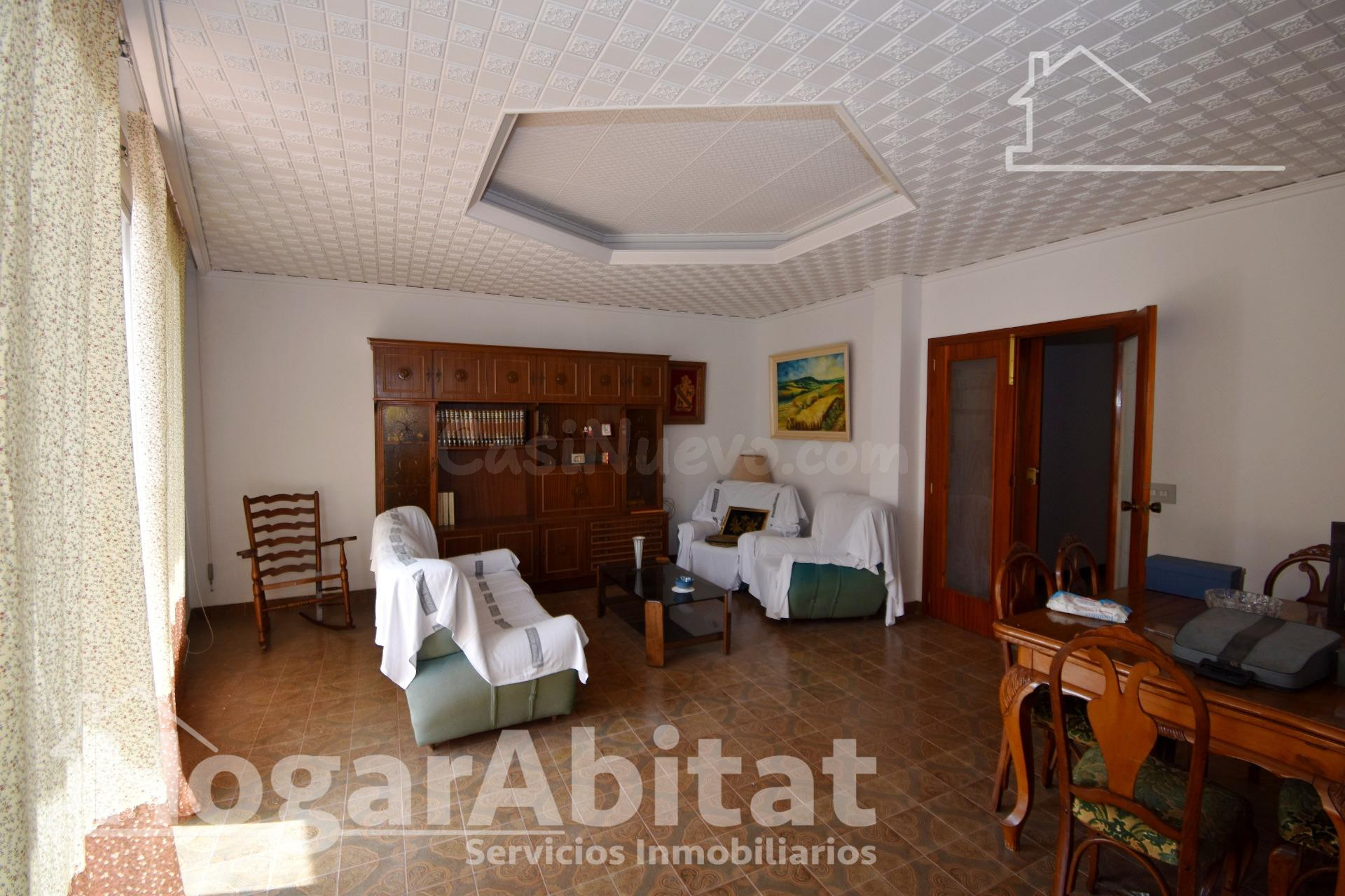 MAGNÍFICA CASA CON DOS VIVIENDAS INDEPENDIENTES Y TERRAZA, CERCA DEL CENTRO