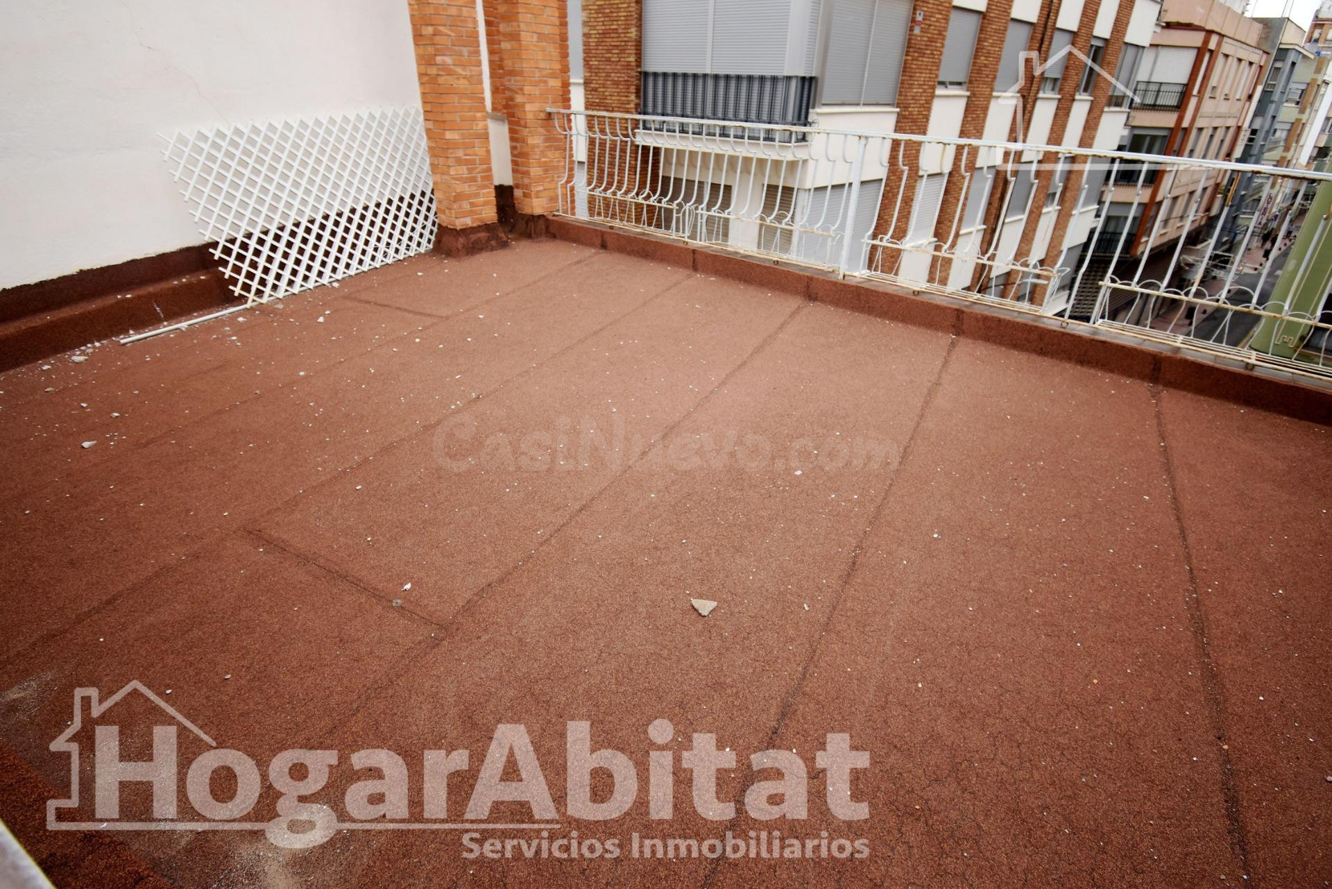 CASA SEMIREFORMADA CON GARAJE Y DOS TERRAZAS, EN EL CENTRO
