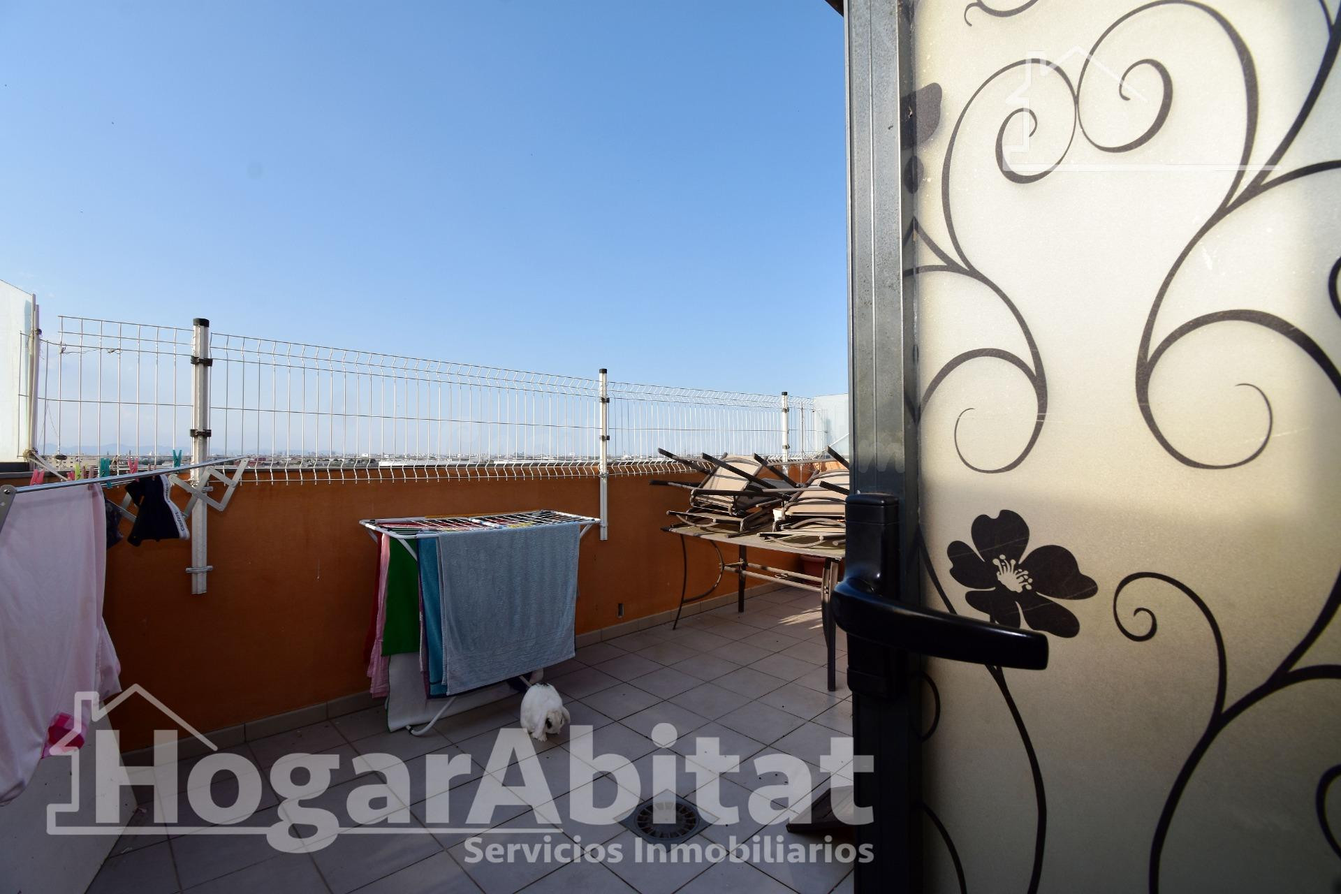 ÁTICO LUMINOSO EN RESIDENCiAL CON PISCINA, GARAJE Y GRAN TER - foto 2