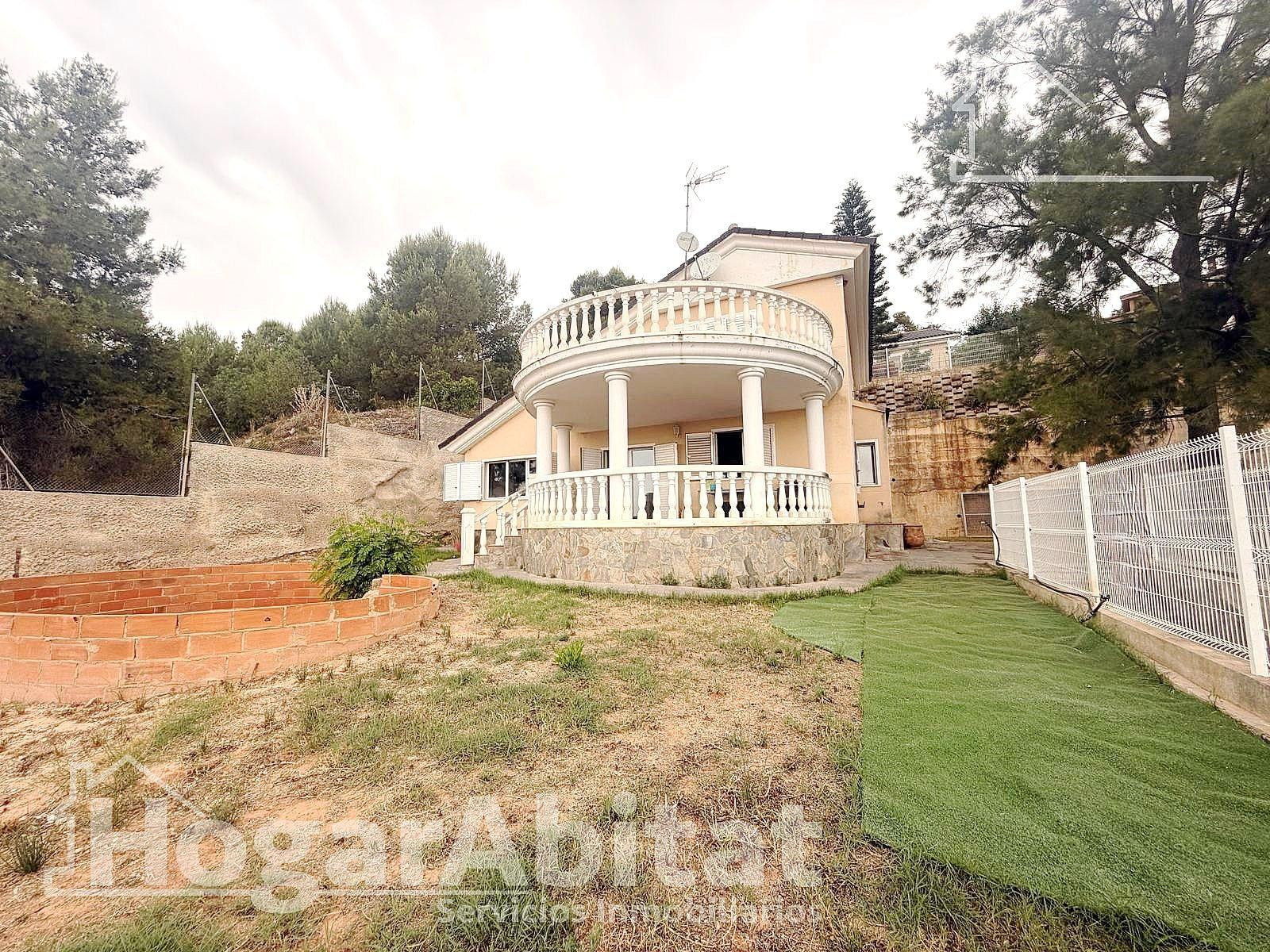 ¡ENCANTADOR CHALET! AMPLIO Y SOFISTICADO CON PISCINA, GARAJE Y DOS TERRAZAS
