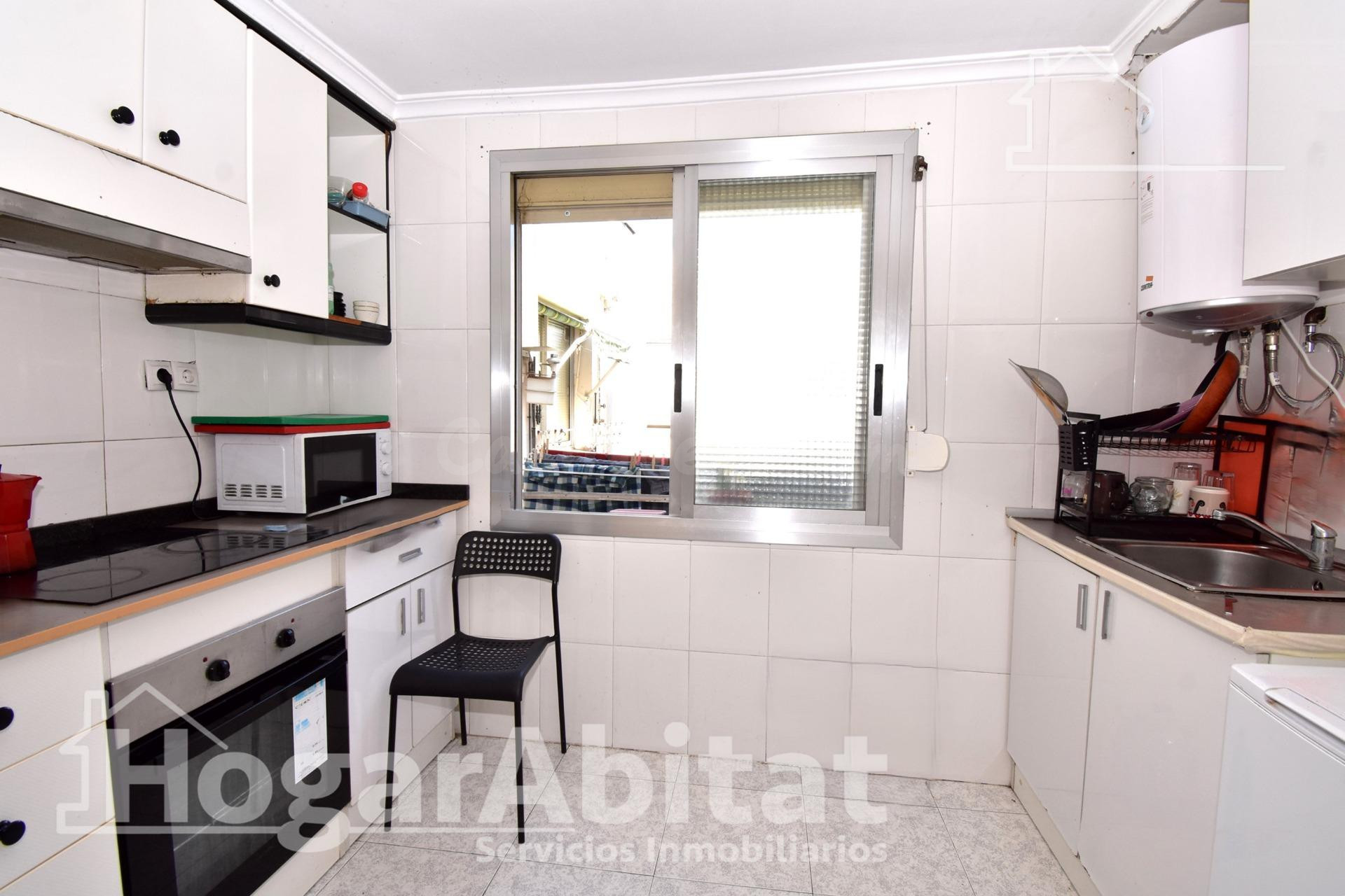 SEMIREFORMADO, EXTERIOR Y ACOGEDOR JUNTO A LA PLAÇA DE LA LI