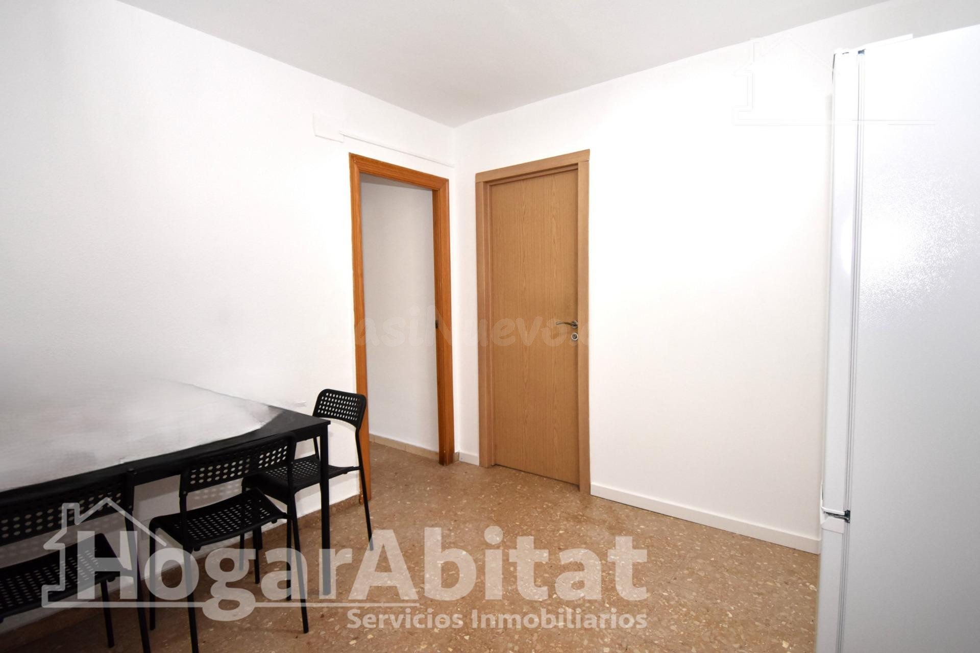 SEMIREFORMADO, EXTERIOR Y ACOGEDOR JUNTO A LA PLAÇA DE LA LI - foto 2
