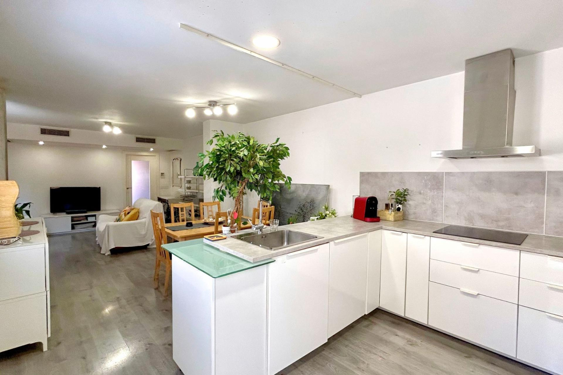 Amplia vivienda con terraza-solárium y vistas a Odiseo