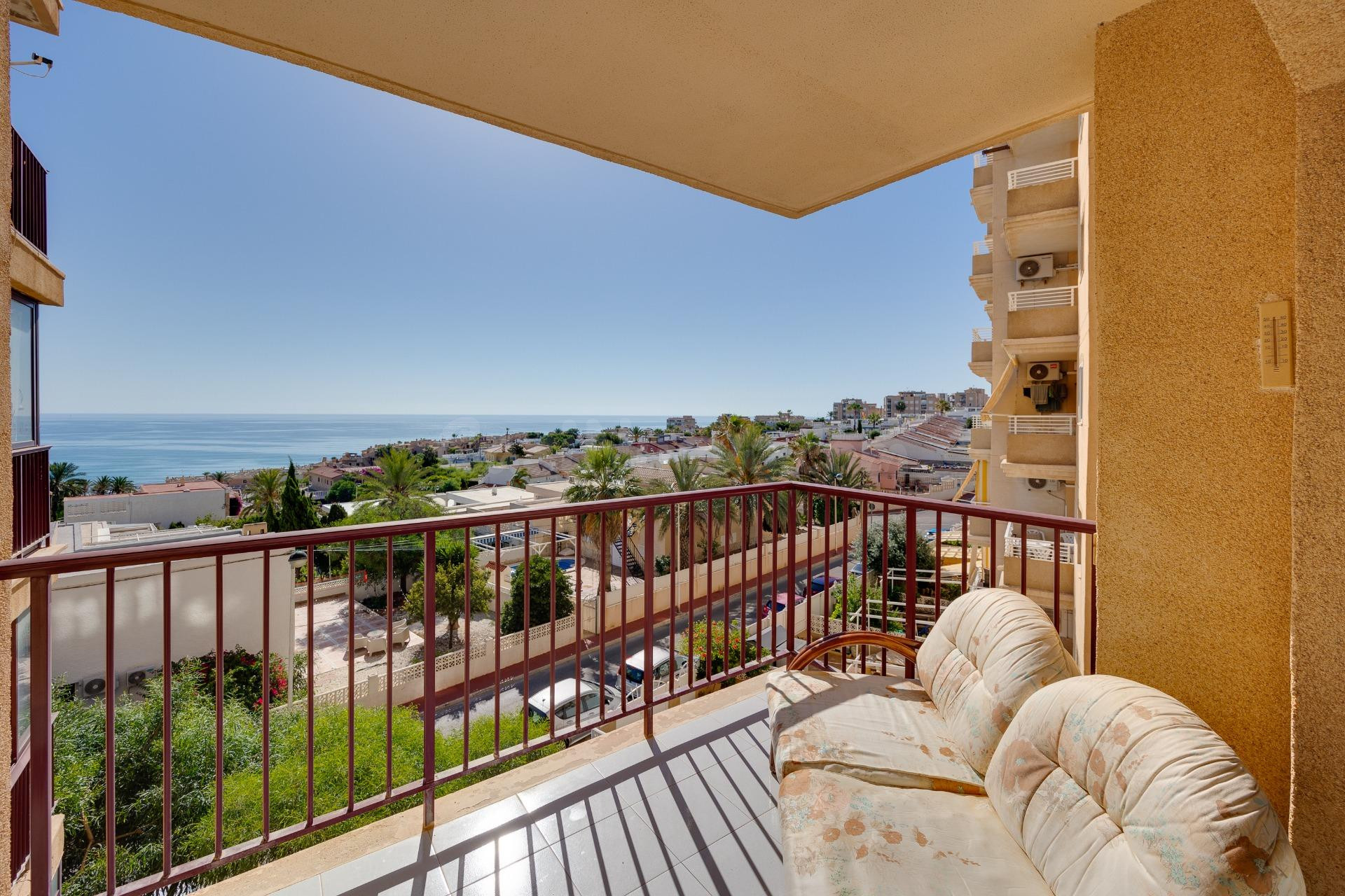 Apartamento de 2 dormitorios con vistas frontales al mar en Cabo Cervera