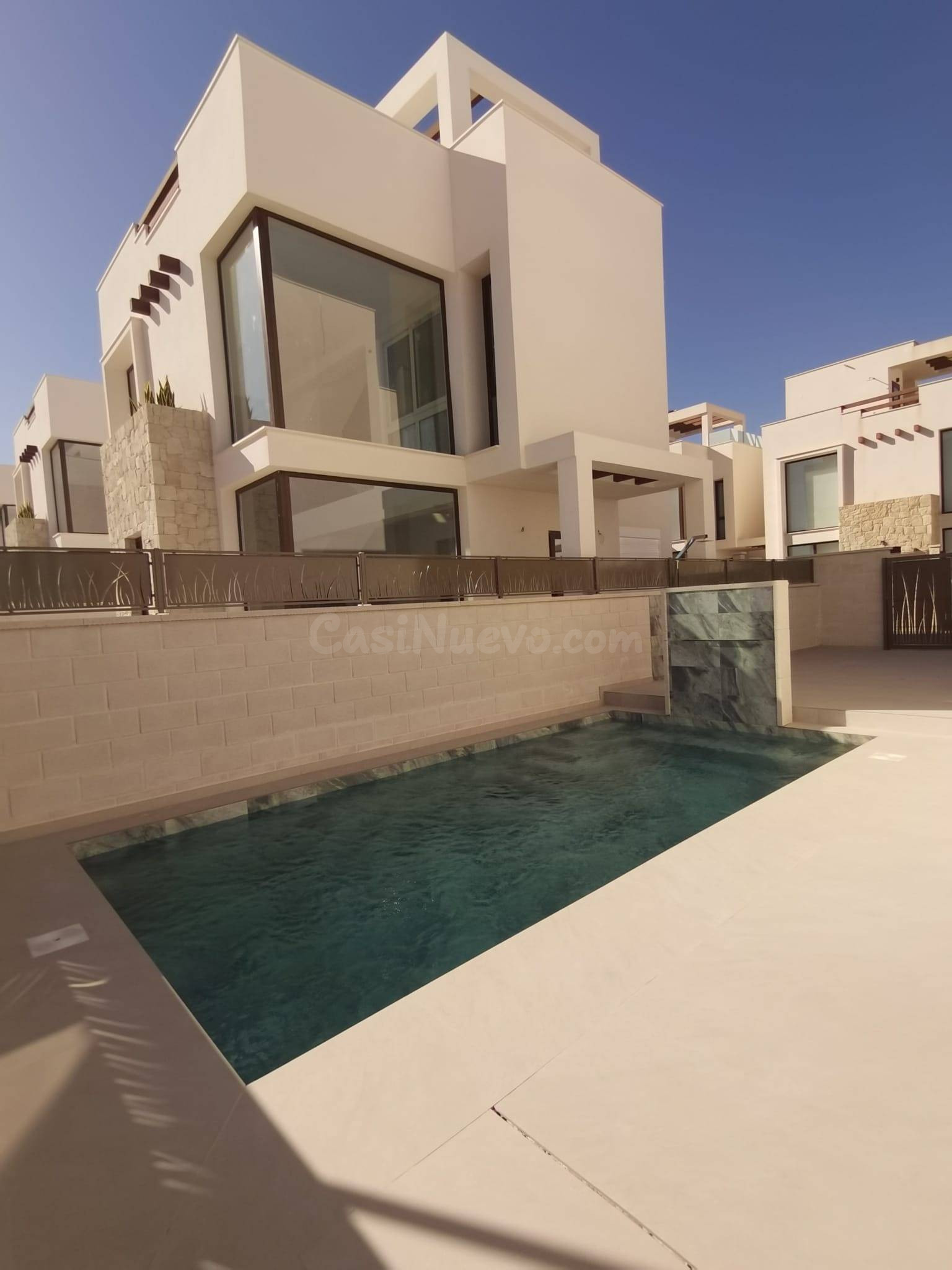 VILLAS LAGUNA AZUL CON PISCINA PRIVADA Y VISTAS A LA LAGUNA EN CIUDAD QUESADA