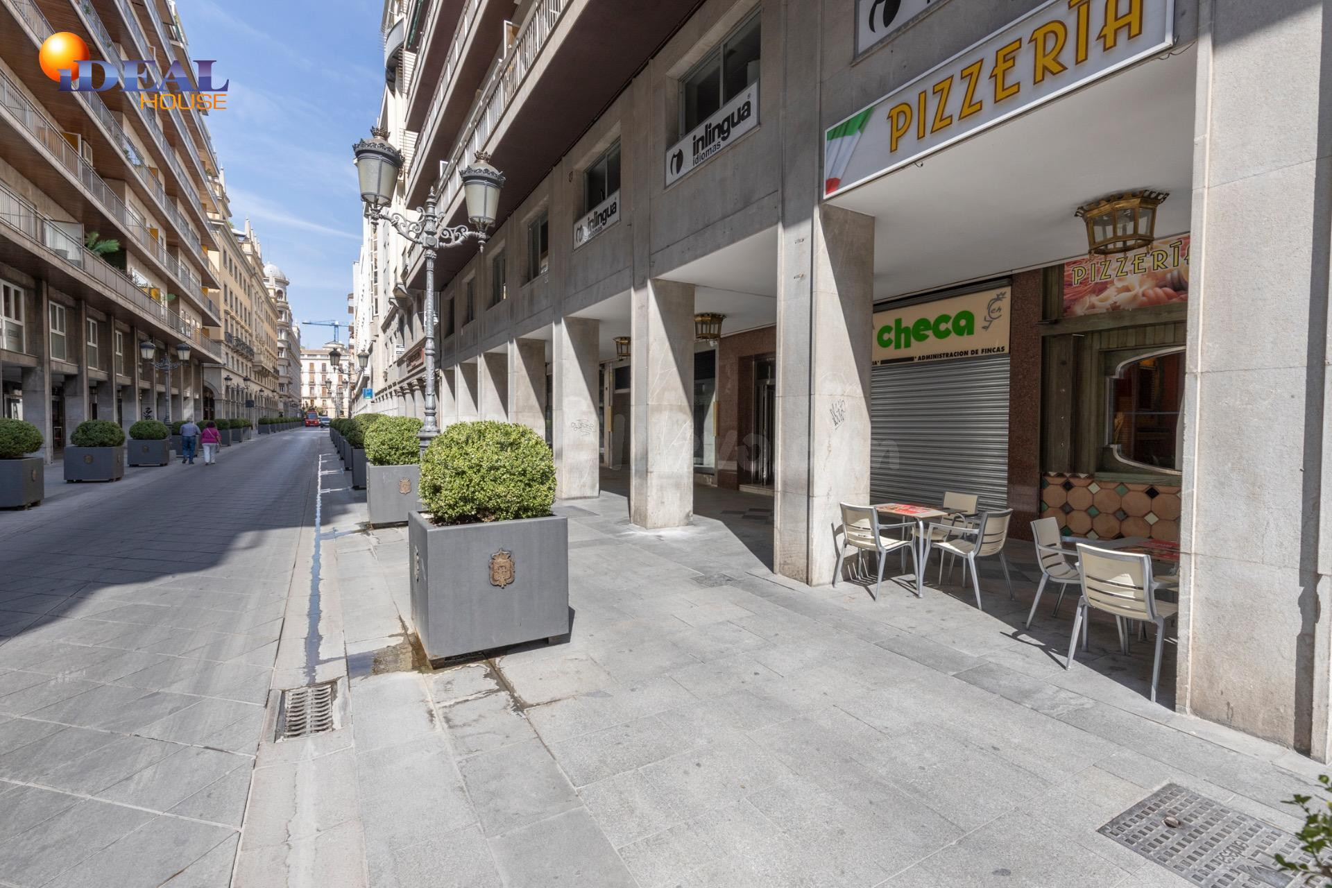 LOCAL COMERCIAL EN CALLE ÁNGEL GANIVET – UBICACIÓN PRIVILEGIADA