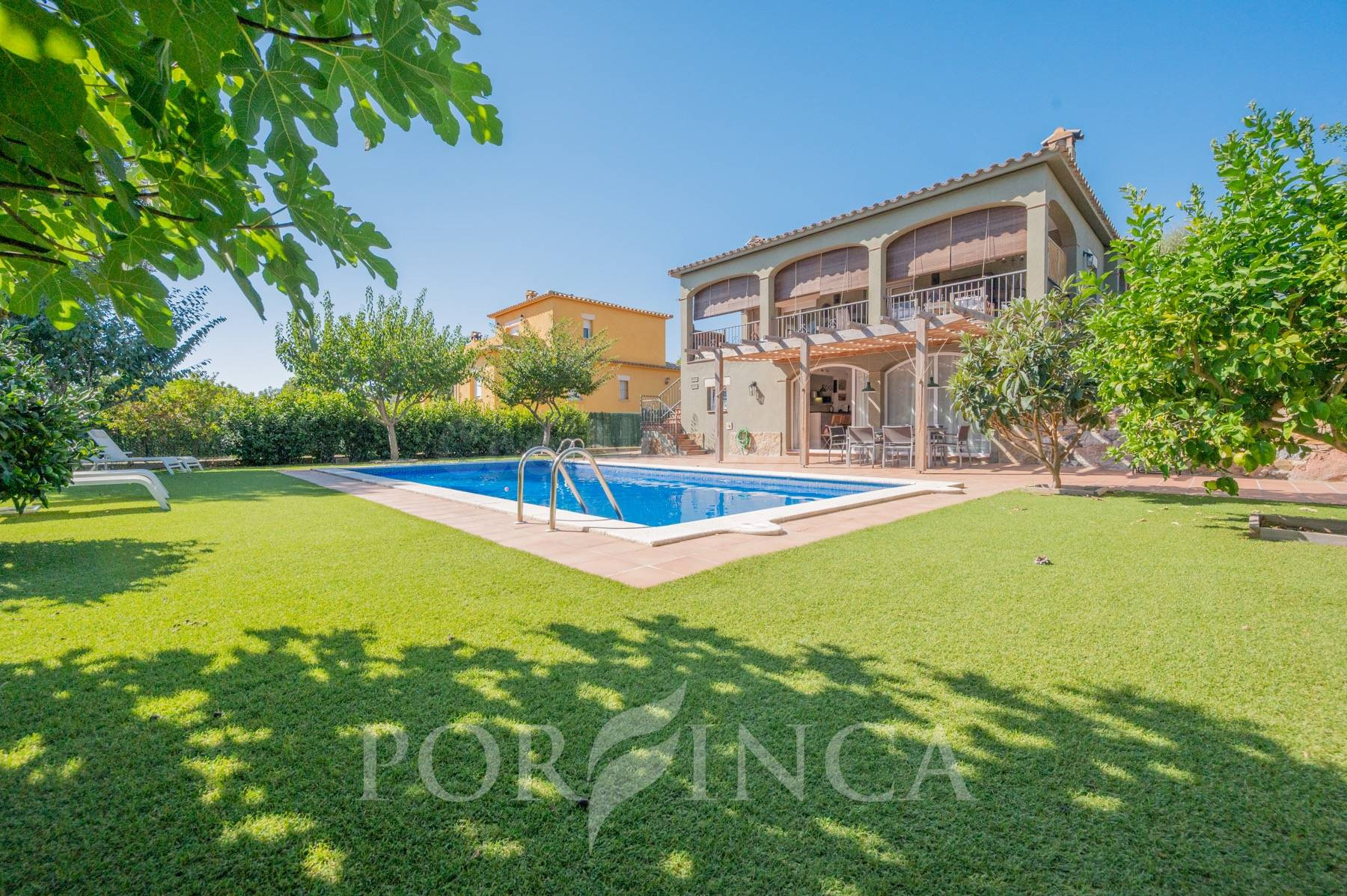 Casa completamente reformada con apartamento independiente, licencia turística, gran jardín y piscina en Calonge