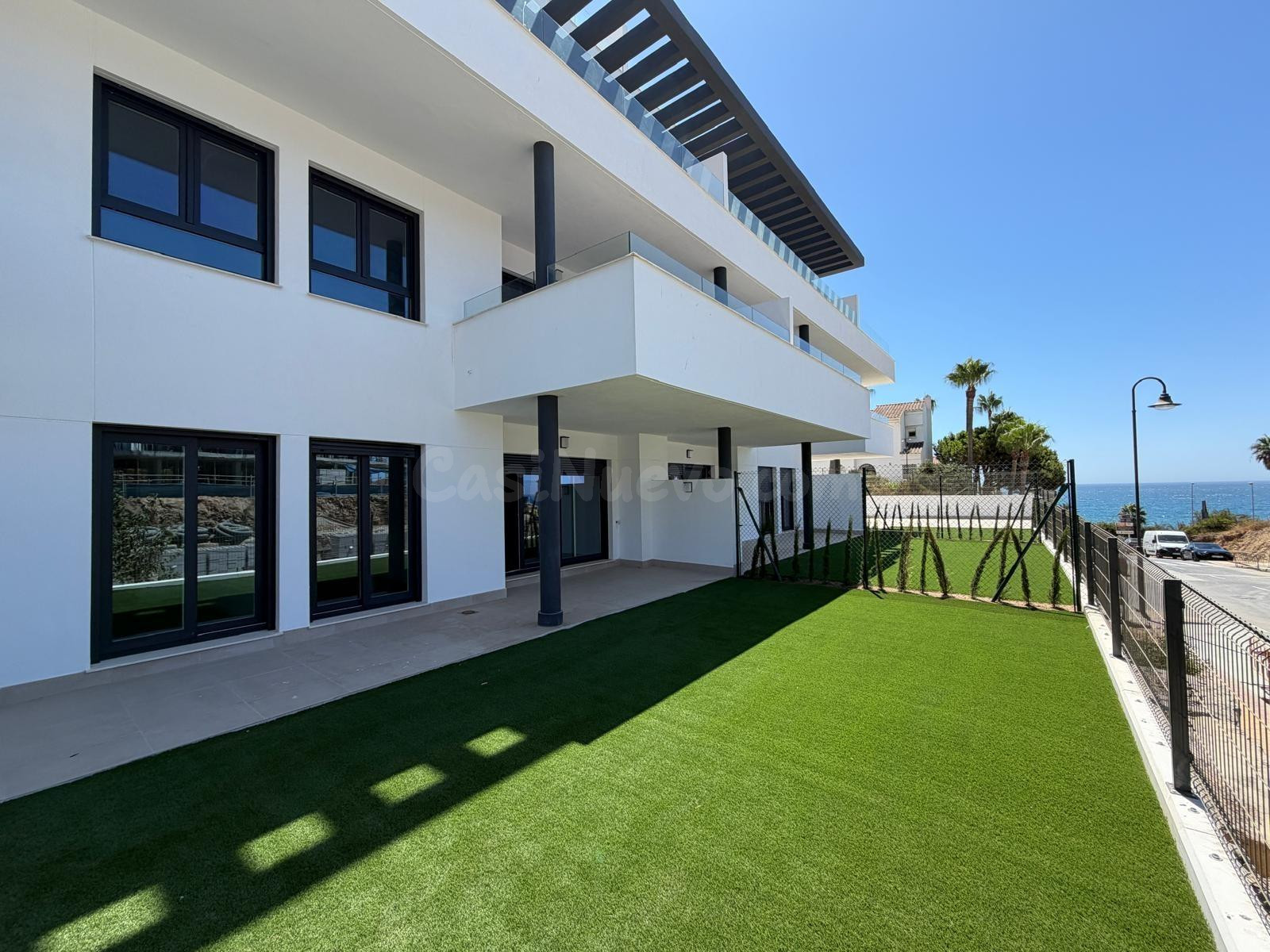 Bajo SUROESTE con altura de primera con terraza y jardín con vista al Mar