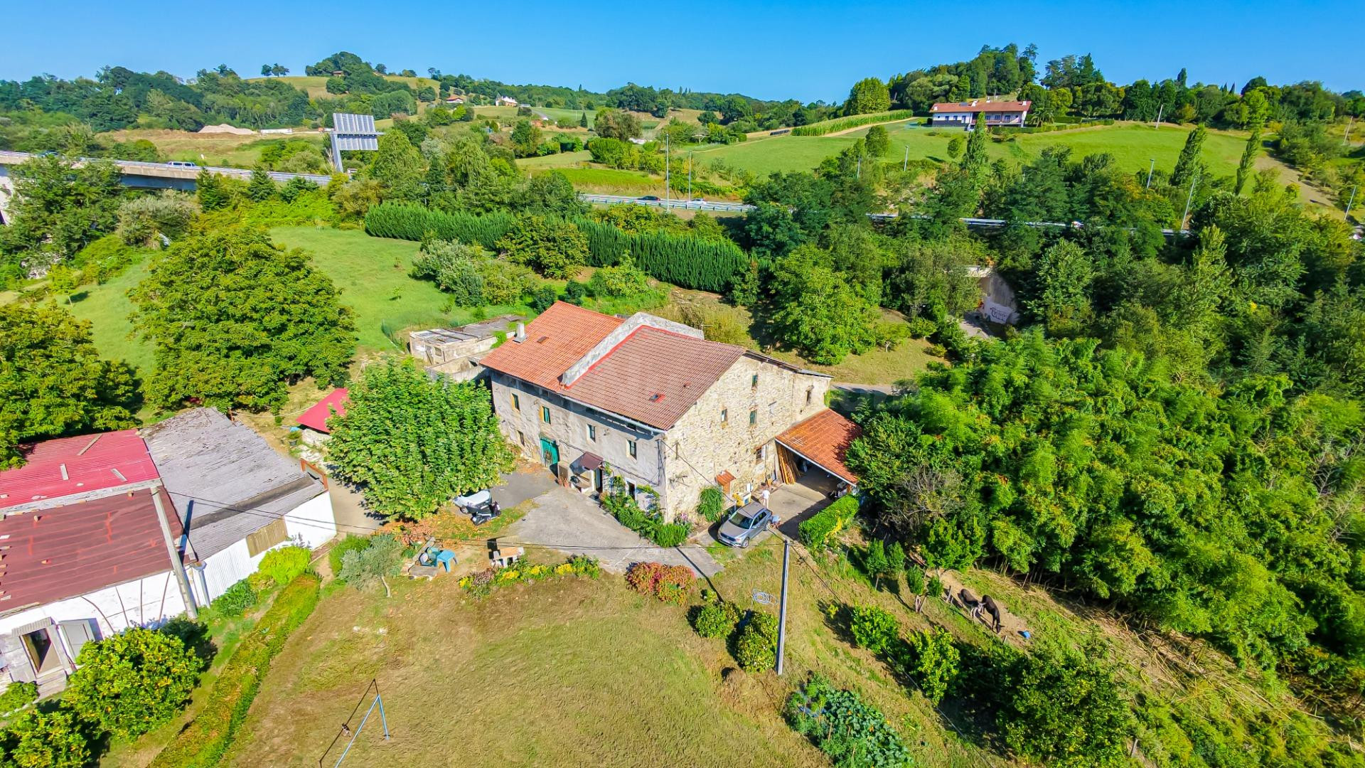 Caserío adosado con 16.277 m2 de terreno a un paso de Donostia