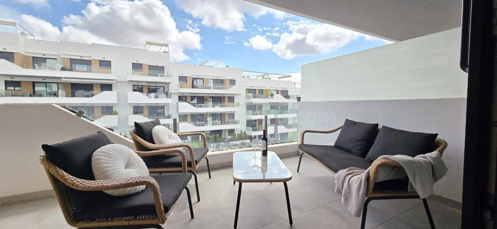 Moderno apartamento de 2023 con plaza de garaje en Villamartín, Orihuela Costa