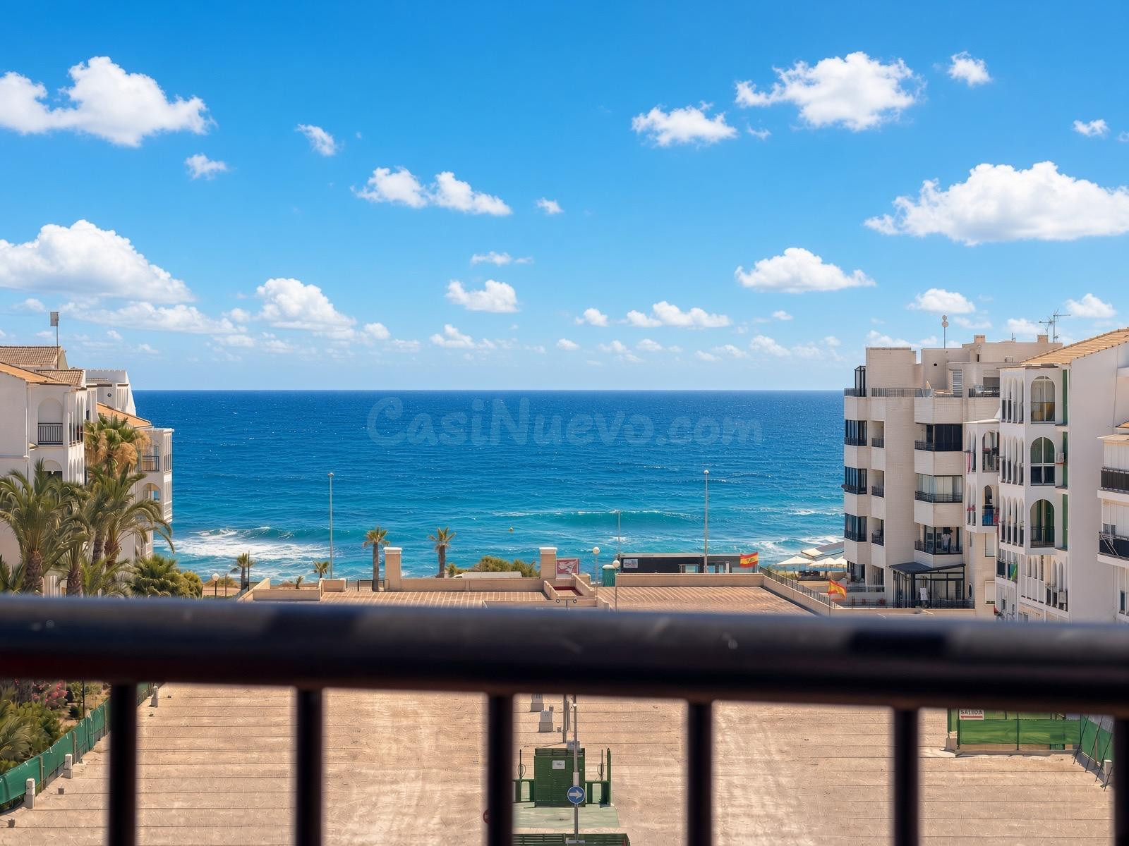 La Veleta! Exclusivo ático reformado con encanto + Amplia terraza con vistas maravillosas al mar (200 m de la playa)