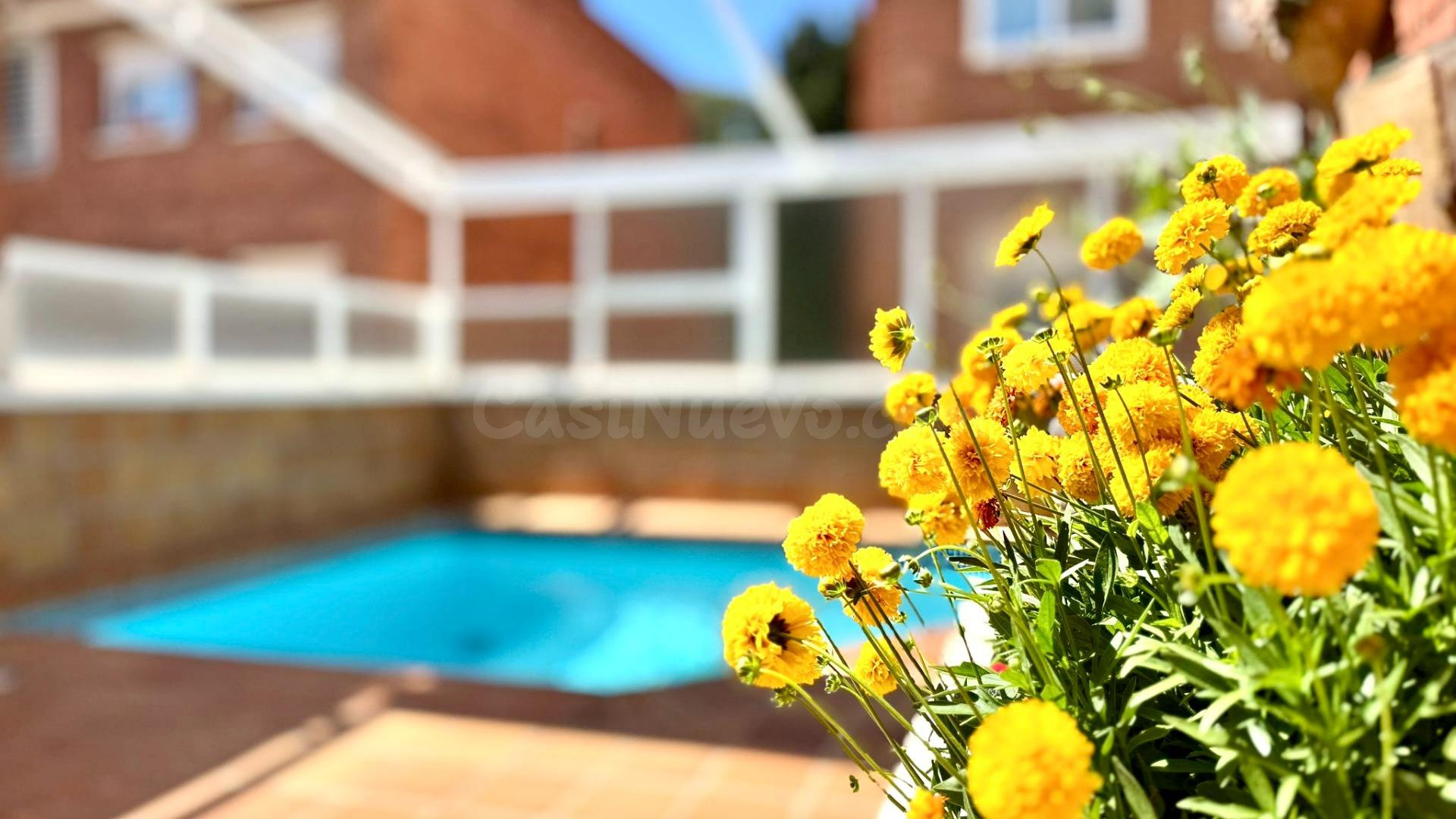 Privacidad a tres vientos: Villa pareada con piscina en el b