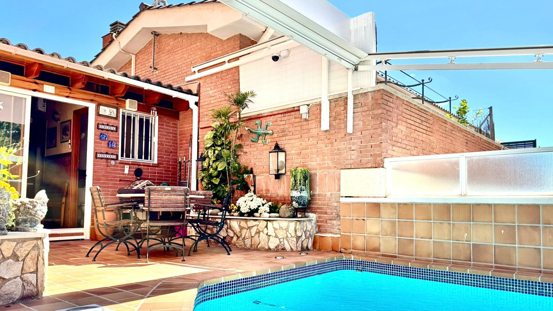 Privacidad a tres vientos: Villa pareada con piscina en el b - foto 4