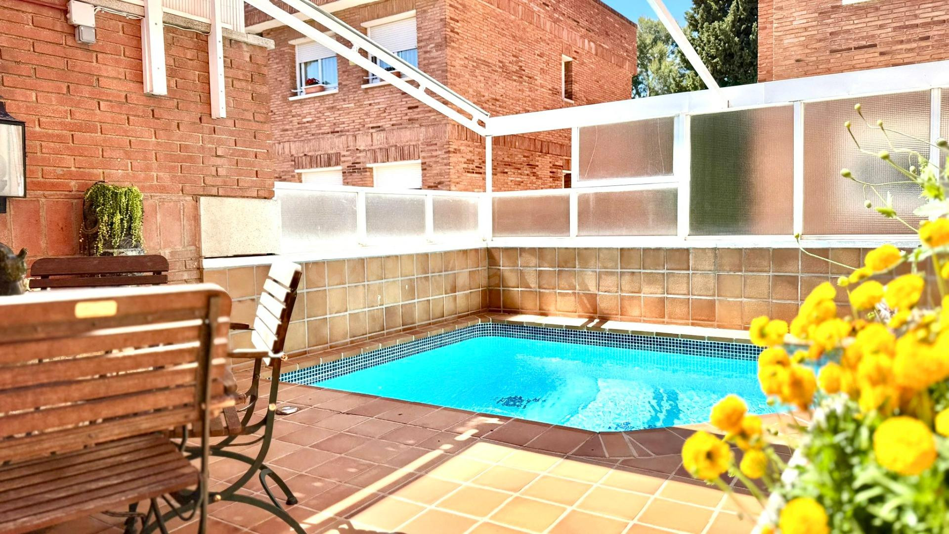 Privacidad a tres vientos: Villa pareada con piscina en el b - foto 5