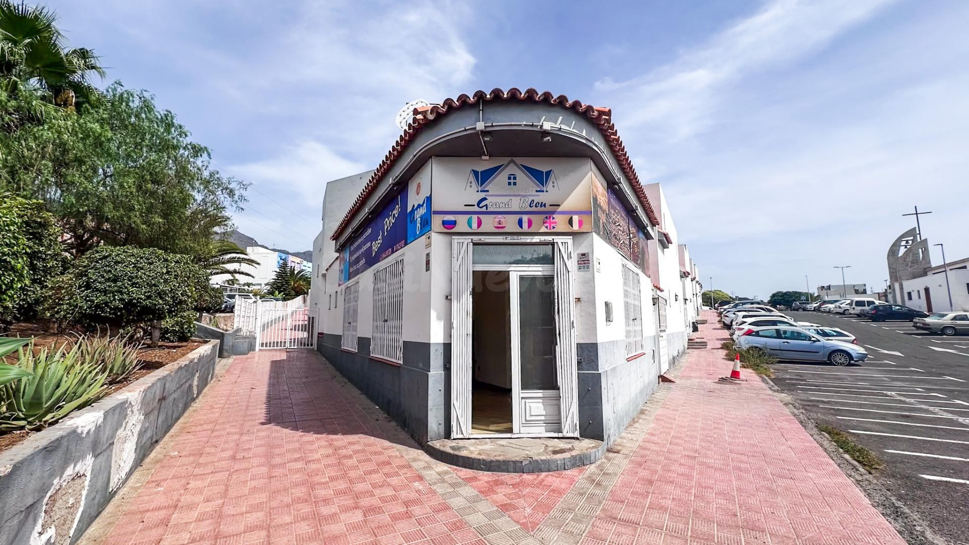 LOCAL COMERCIAL EN ESQUINA CON DOS FACHADAS | LOS OLIVOS, ADEJE
