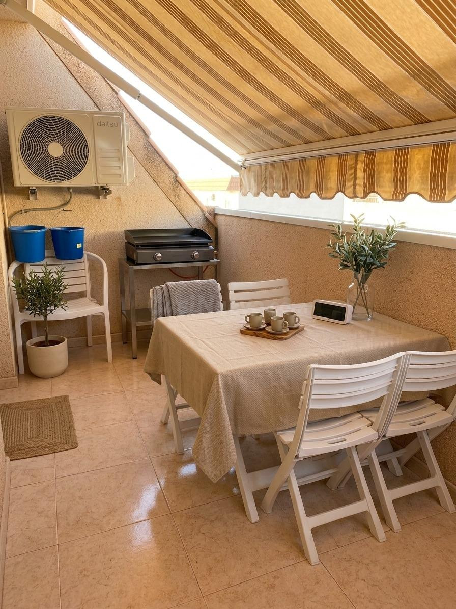 ÁTICO CON GRAN TERRAZA, PISCINA Y GARAJE CERCA DEL CENTRO DE TORREVIEJA