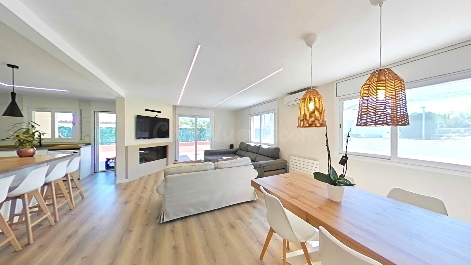 Casa reformada en una sola planta, amb parcel·la plana i vis - foto 4