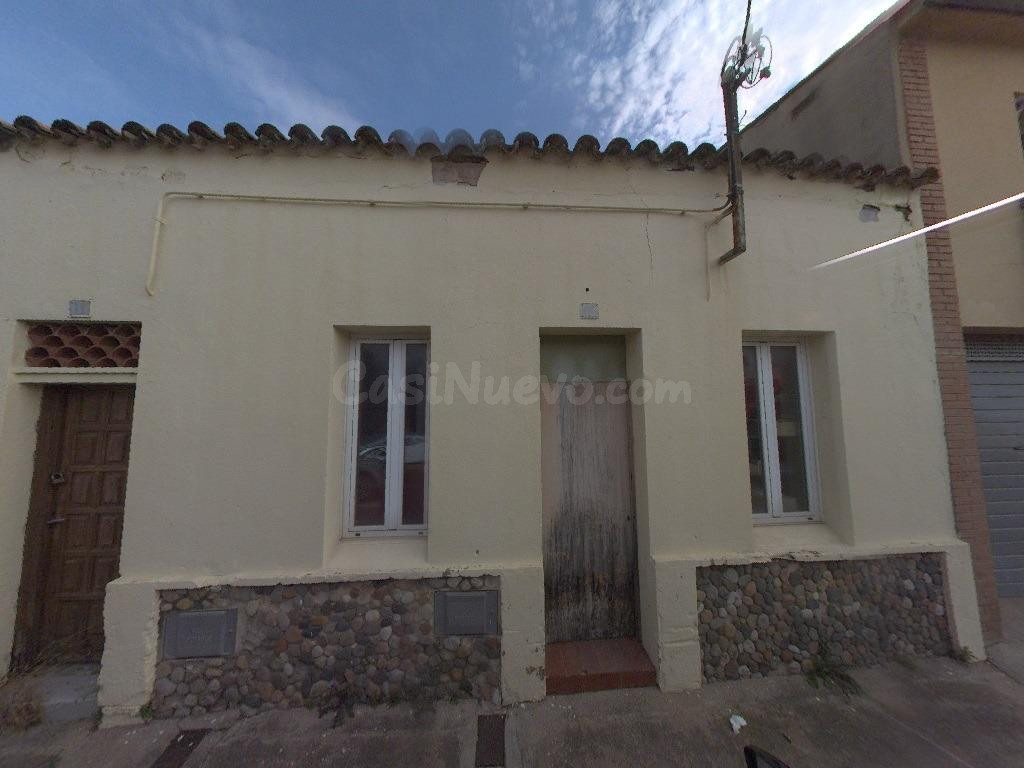 Se vende Casa Adosada OKUPADA en Montbo 9-11-13 Girona, (Gir