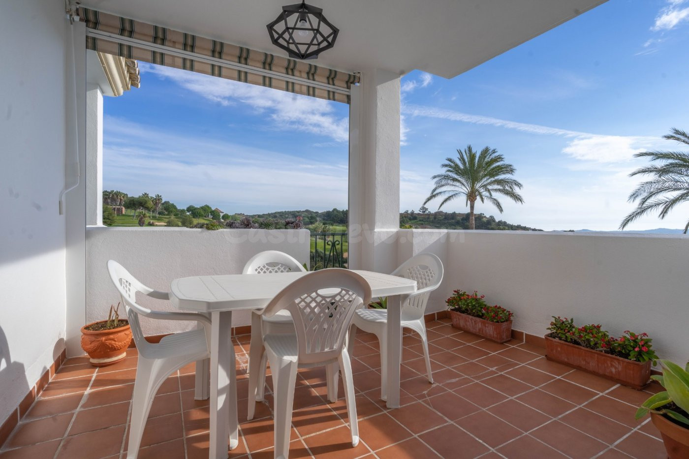APARTAMENTO EN ALHAURIN GOLF CON TERRAZA CON BUENAS VISTAS, PARKING Y PISCINA Y JARDÍN COMUNITARIO