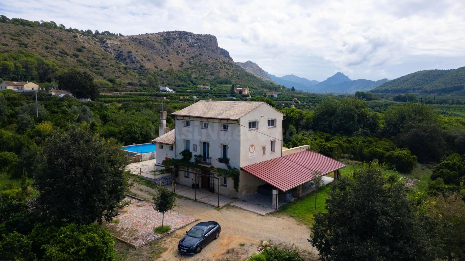 Finca rústica con vivienda reformada, piscina y cultivo ecólógico