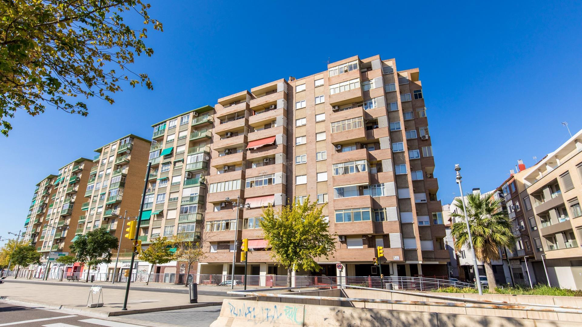 Piso con 2 terrazas y 3 dormitorios junto a la Aljafería, Zaragoza