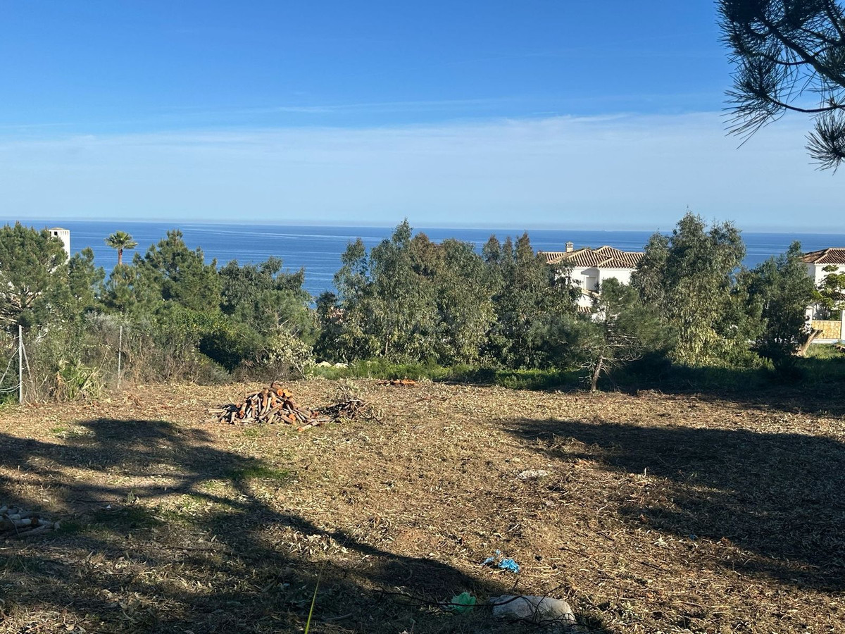 Terreno urbano de 884 m² con vistas al mar en Manilva