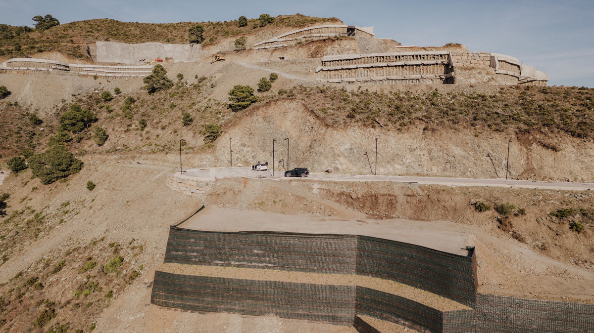 Parcela exclusiva 2200m2 en Estepona con vistas al mar y Gibraltar