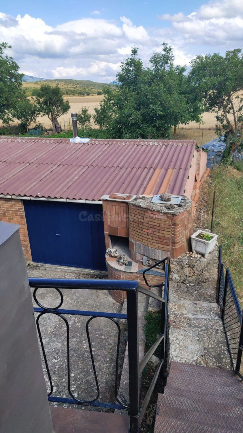 Casa independiente en venta en Oña con garaje, huerta y zona - foto 2