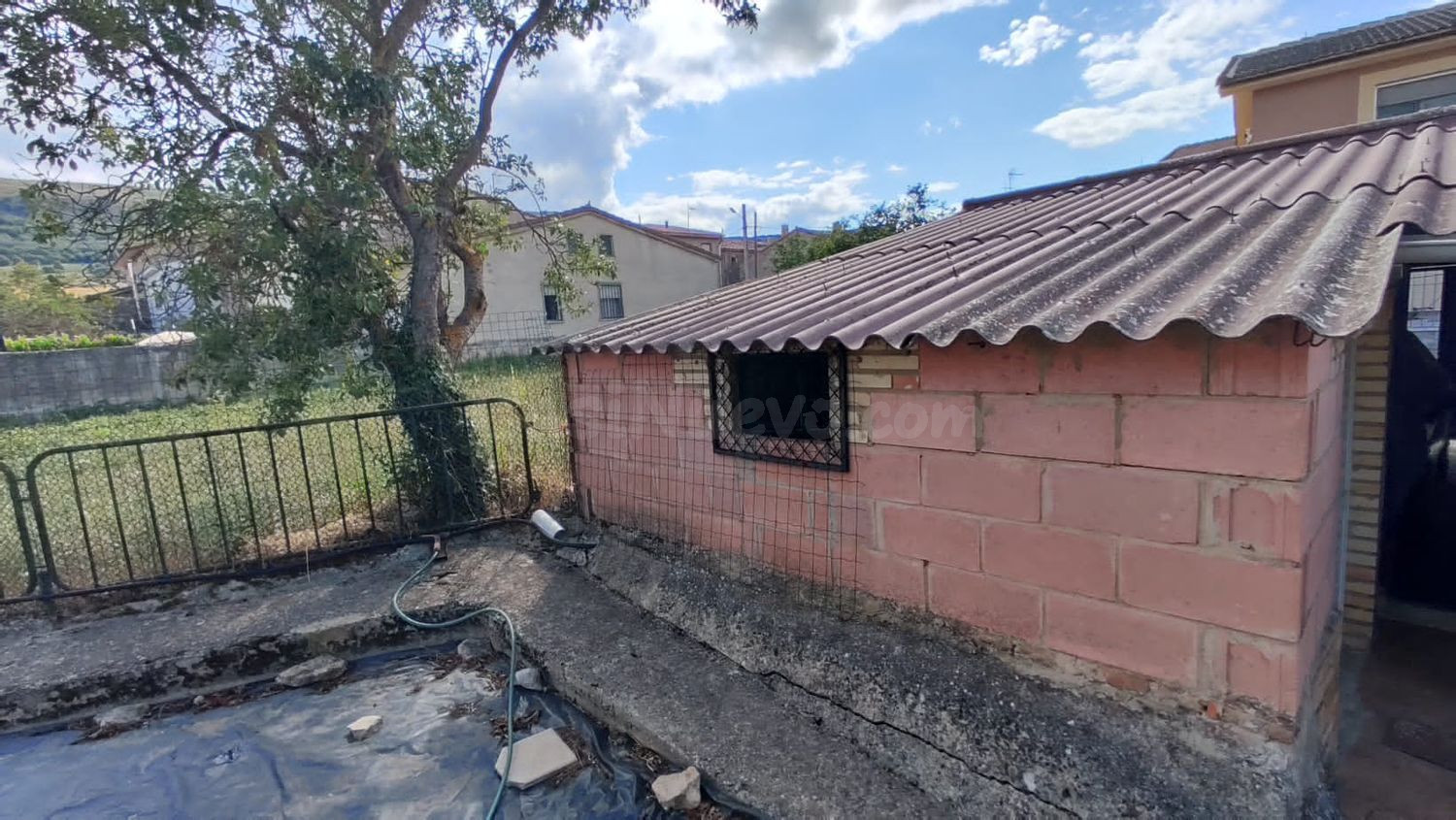 Casa independiente en venta en Oña con garaje, huerta y zona - foto 3