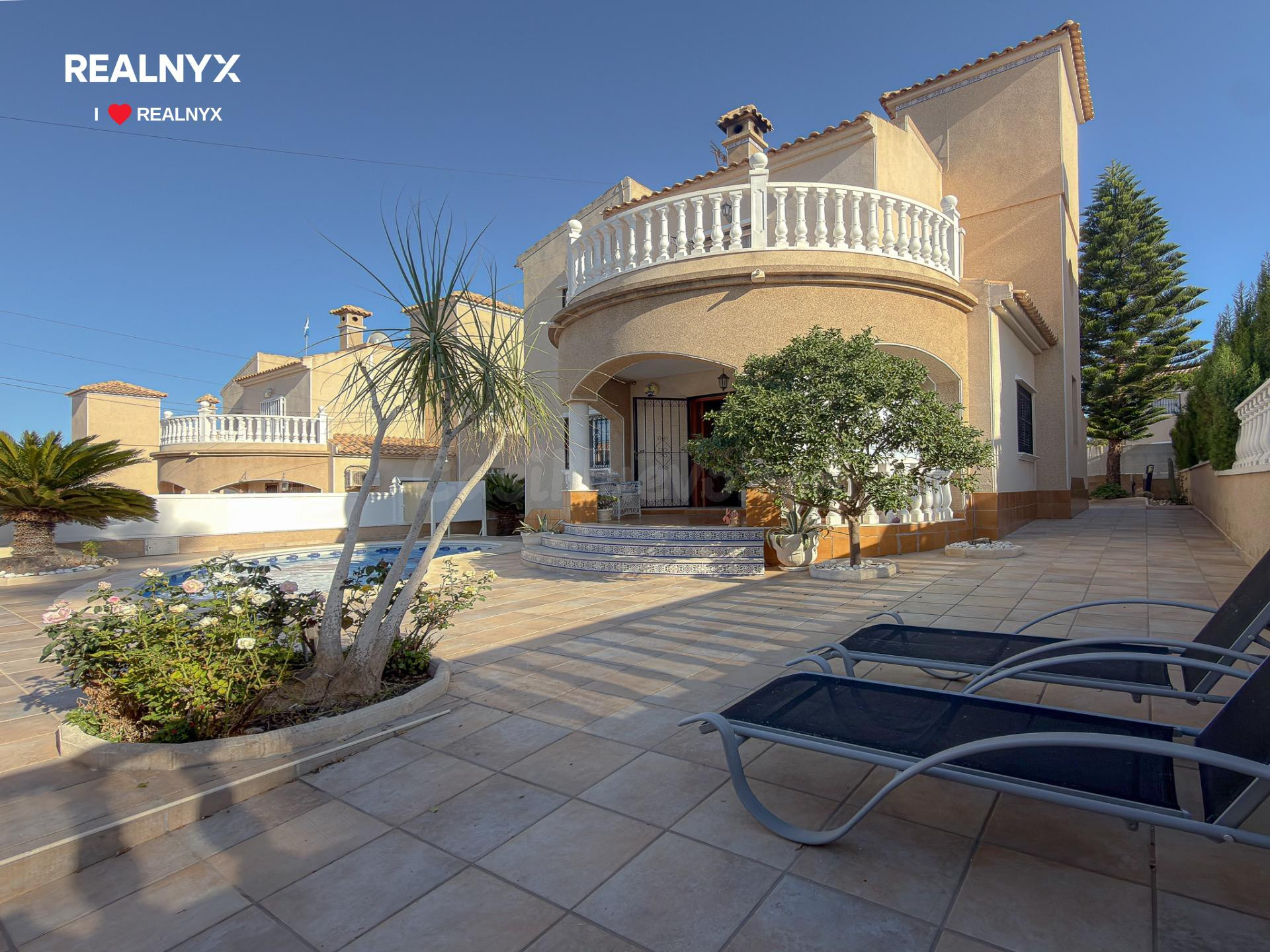 Orihuela Costa! Impresionante Villa Mediterranea con generosa parcela y amplias terrazas + Solarium privado con vistas panorámicas y piscina privada