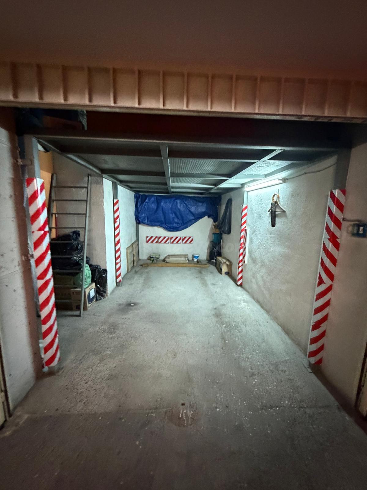 COCHERA CERRADA CON ALTILLO EN FÁTIMA – SOLO VENTA