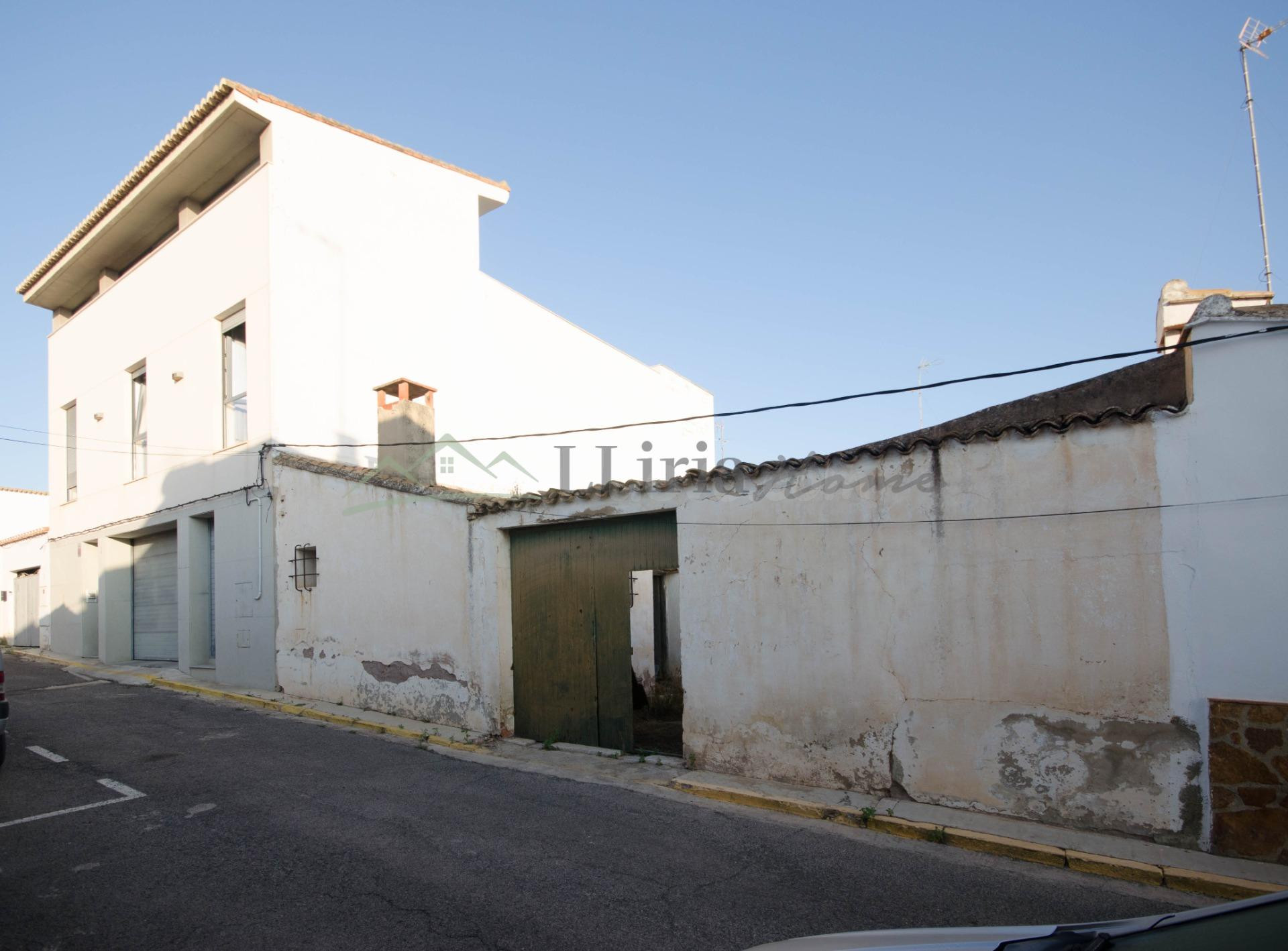 Ref. 04402.- Solar urbano con dos almacenes en S. Antonio de