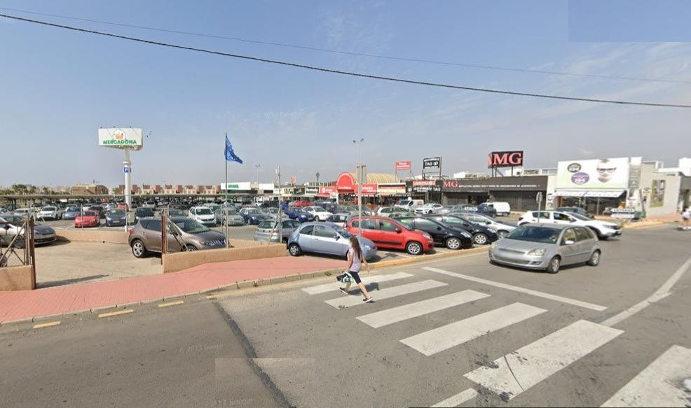 SE ALQUILA LOCAL COMERCIAL DE 300 MTS2 EN AVENIDA CORTES VALENCIANAS JUNTO MERCADONA