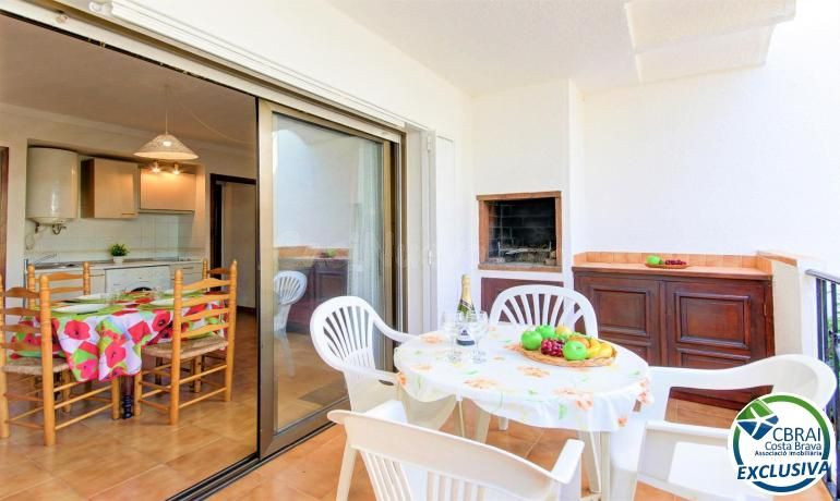 Apartamento con terraza, piscina, parking y licencia turística en Puig Rom – Roses