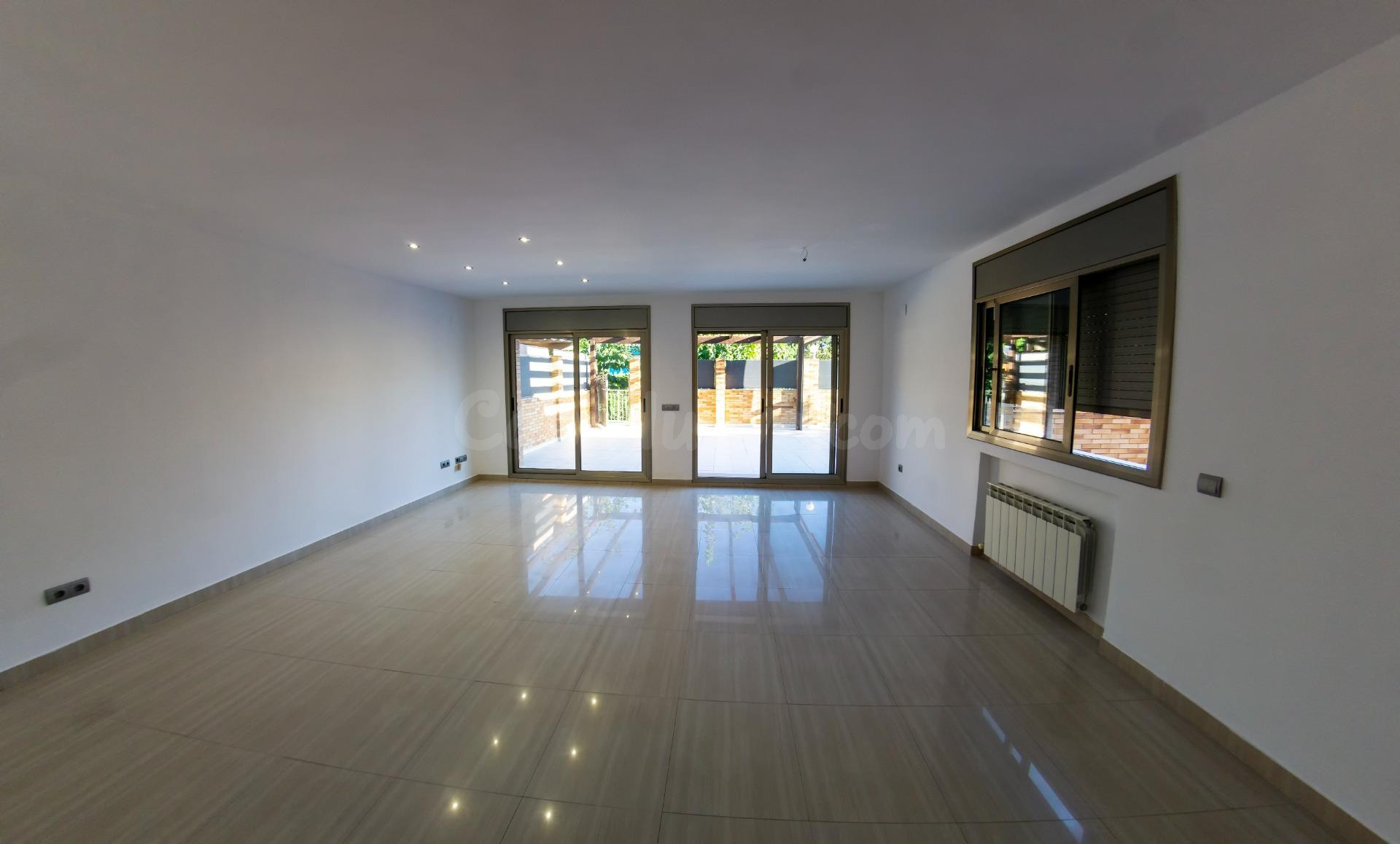 CASA ESQUINERA DE 5 habitaciones EN BARENYS - foto 2