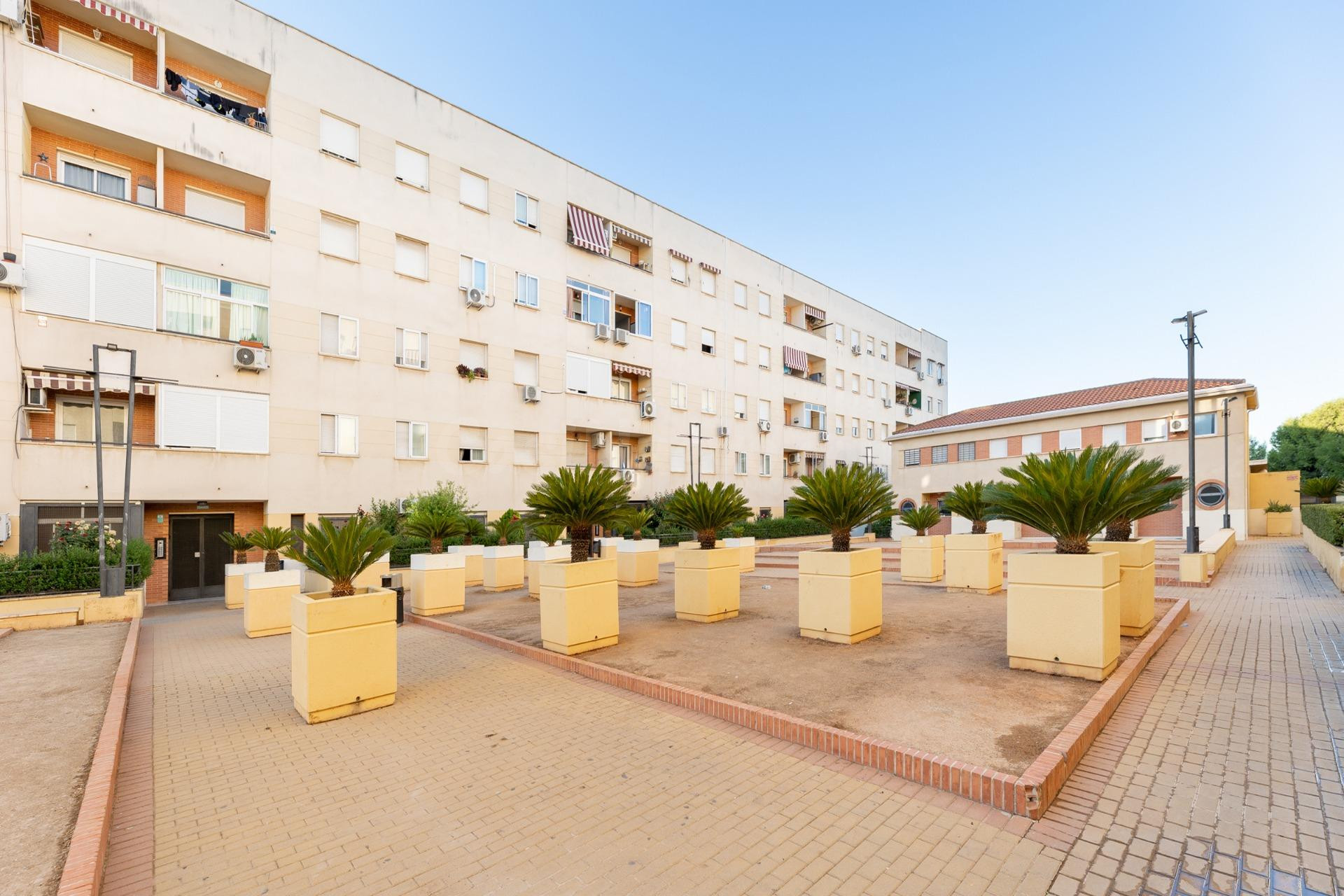 Piso de 3 dormitorios y 2 baños, con cochera. VIVIENDA DE VPO, junto al Parque de Bomberos.