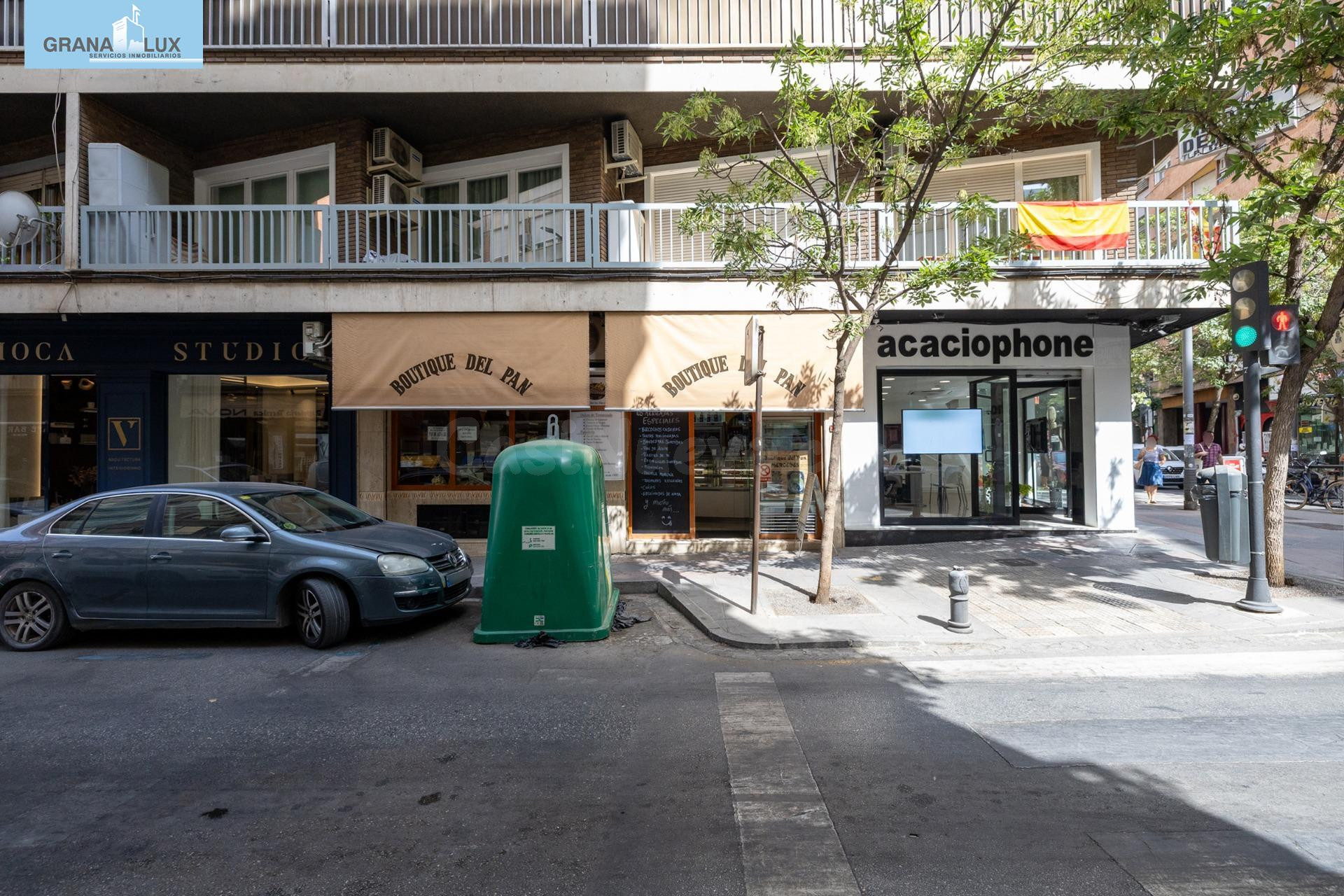 Oportunidad de negocio por jubilación. Se vende local con negocio instalado y funcionado. Ancha de Gracia.