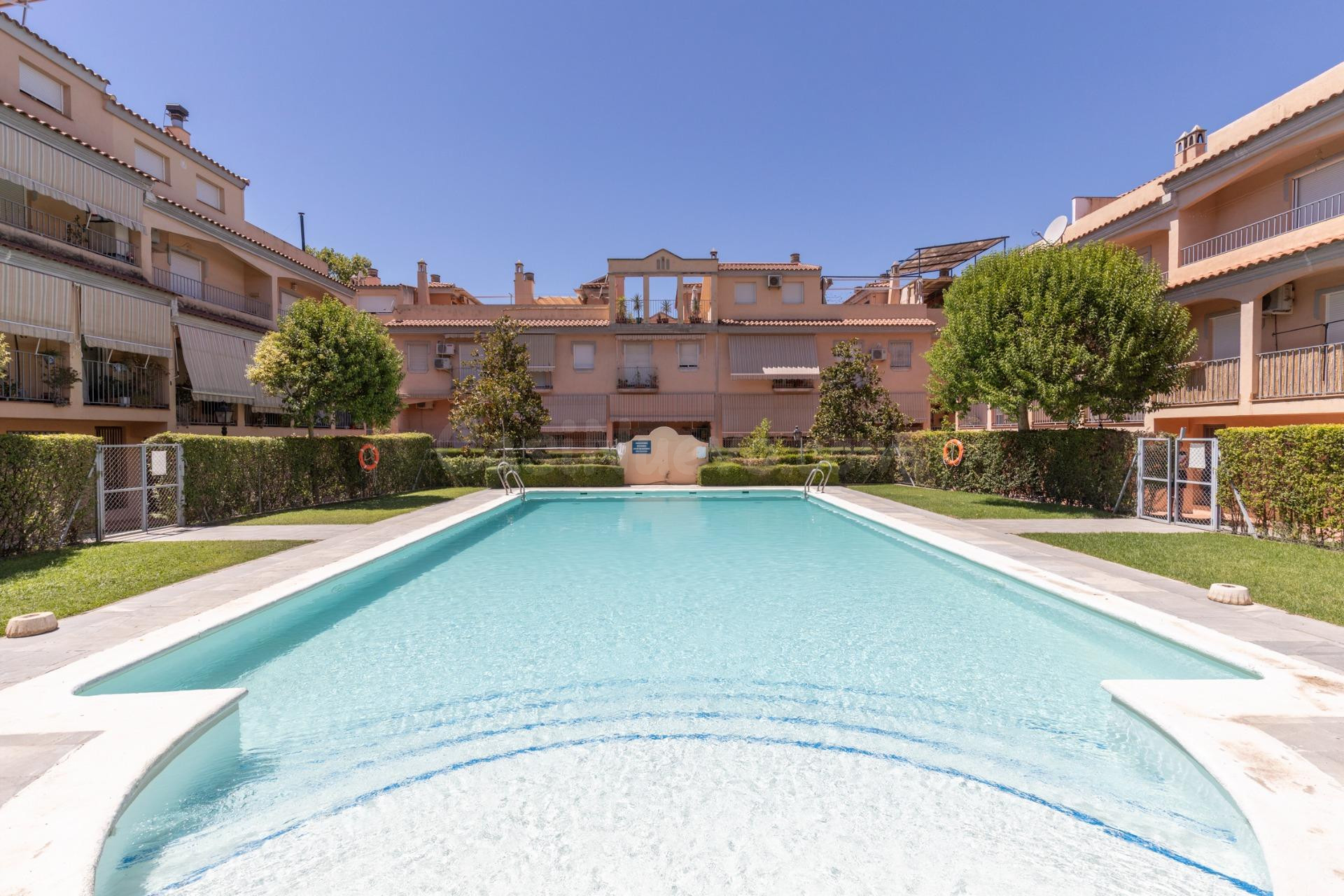 FANTÁSTICA CASA CON PISCINA COMUNITARIA, TERRAZA Y GARAJE