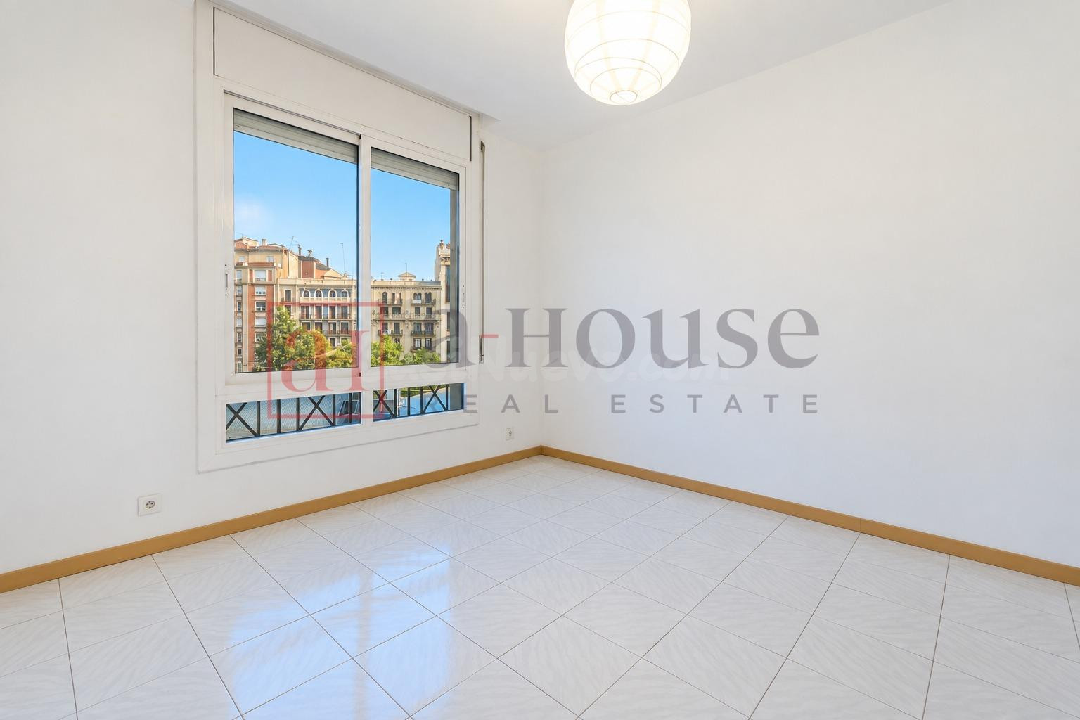 PISO ALTO Y LUMINOSO PARA REFORMAR CON DOBLE ORIENTACIÓN EN LA NOVA ESQUERRA DE L'EIXAMPLE
