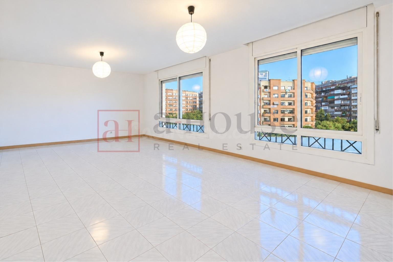 PISO ALTO Y LUMINOSO PARA REFORMAR CON DOBLE ORIENTACIÓN EN LA NOVA ESQUERRA DE L'EIXAMPLE
