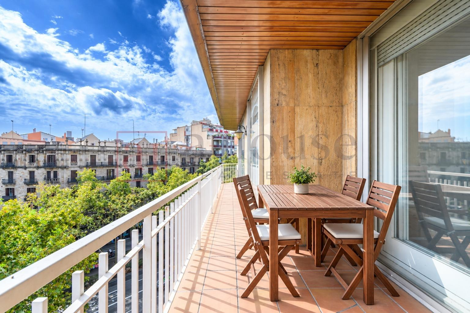 PISO ALTO CON BALCÓN/TERRAZA Y TRES PIEZAS EXTERIORES EN EL EIXAMPLE
