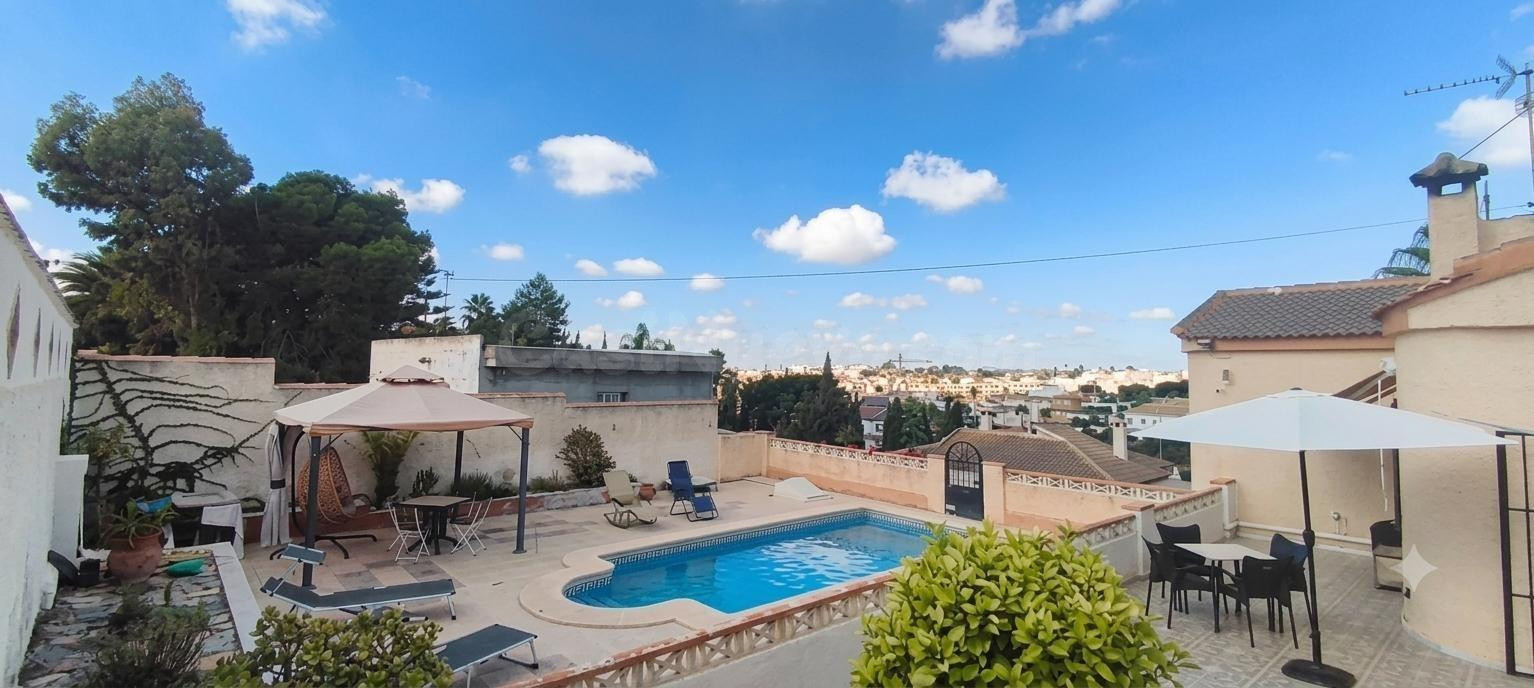Chalet independiente con piscina y gran parcela en La Marina