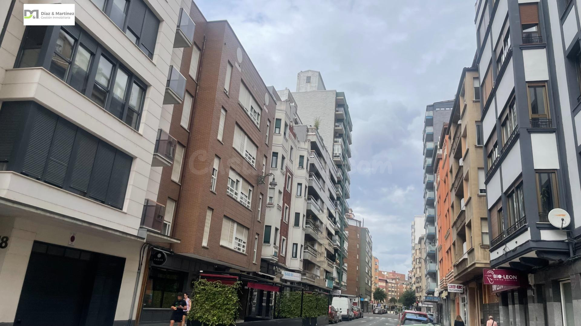 PISO EN EL CENTRO AMUEBLADO CON GARAJE