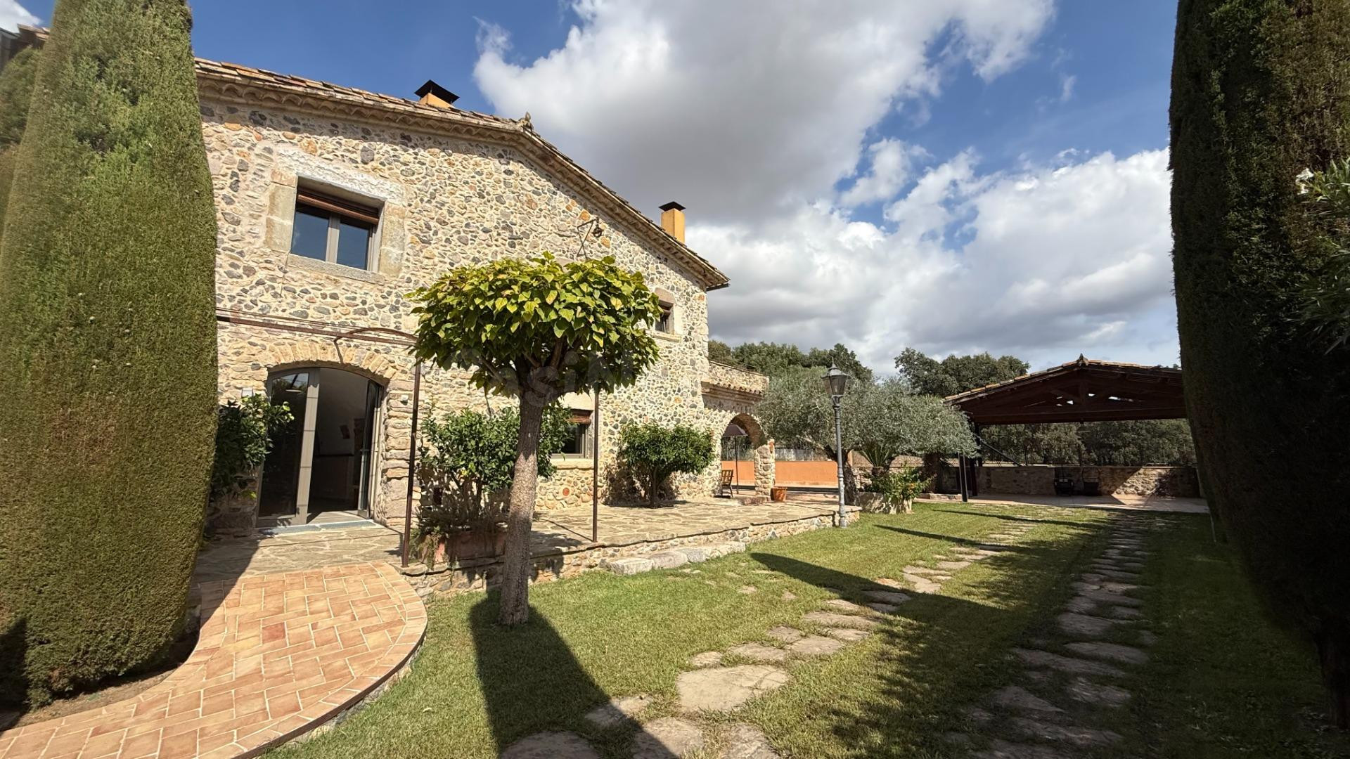 EXCLUSIVA CASA RÚSTICA CON JARDÍN, PISCINA Y VISTAS ABIERTAS