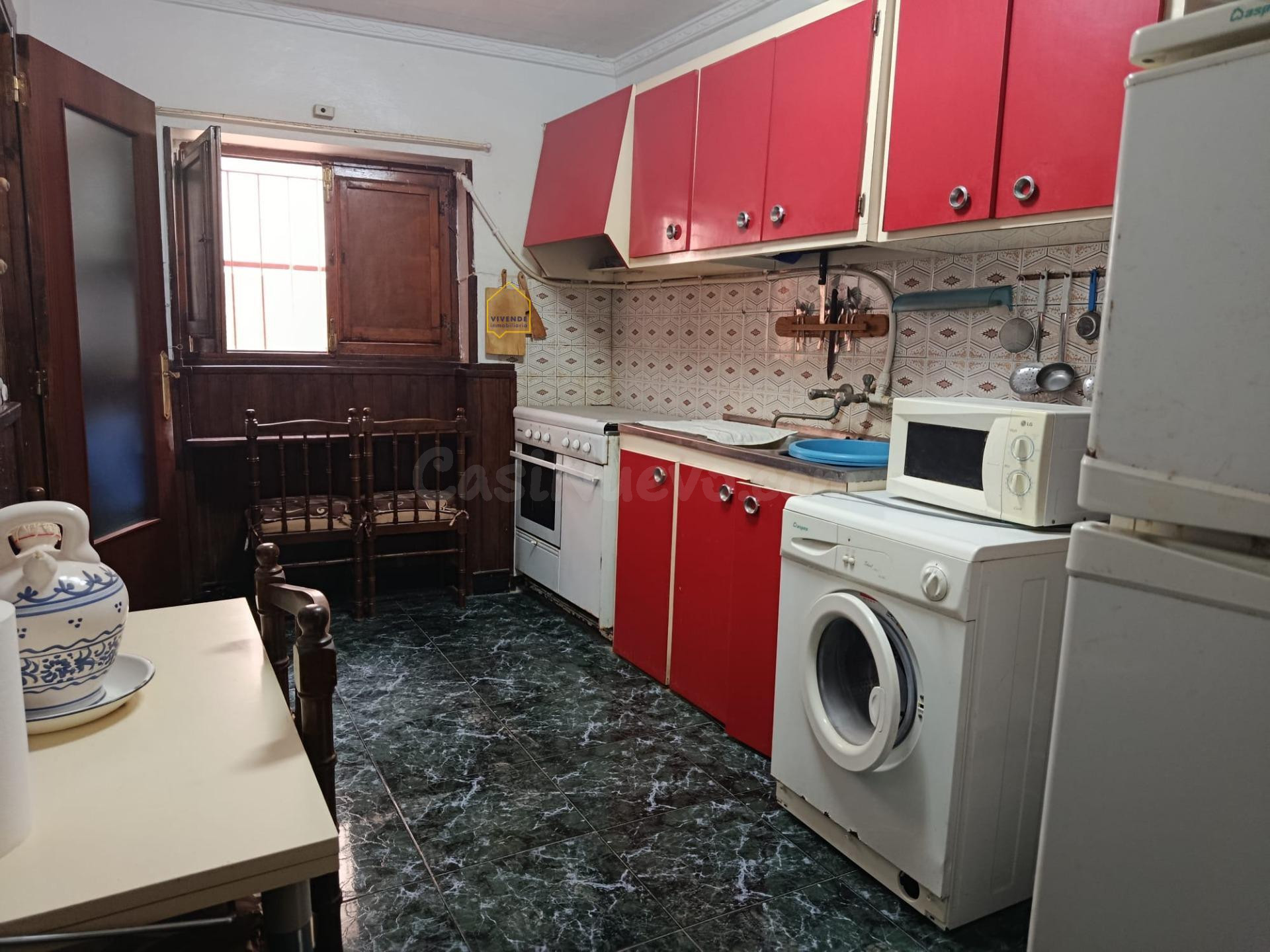 Casa de 5 dormitorios, a la venta en el centro de Lorca - foto 2