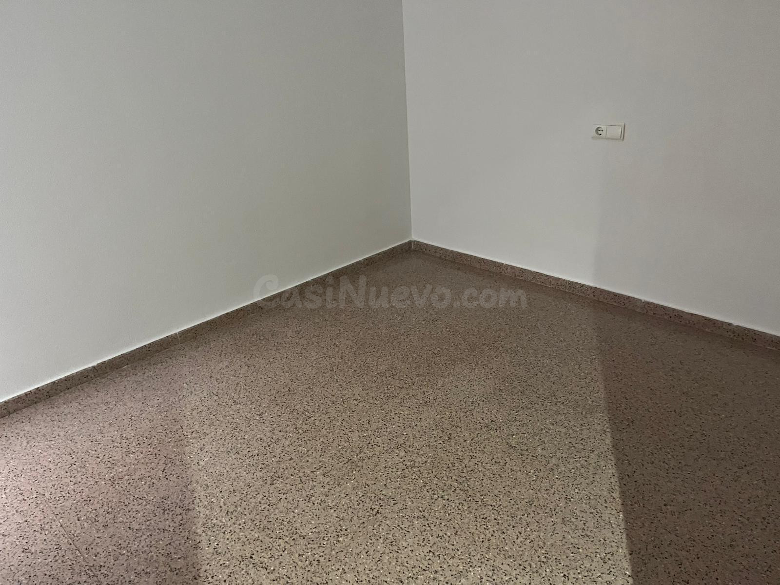 Piso seminuevo con ascensor en alquiler de 3 habitaciones y  - foto 4