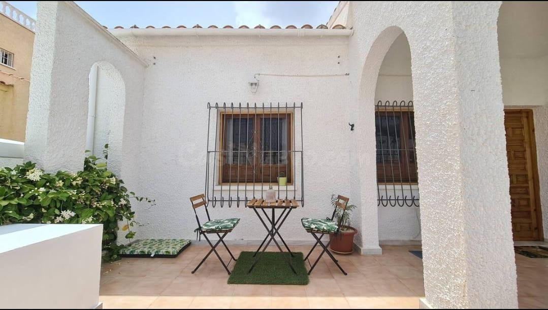 SE ALQUILA PRECIOSO CHALET CON PARCELA PRIVADA Y JARDÍN EN LA MARINA - ALICANTE